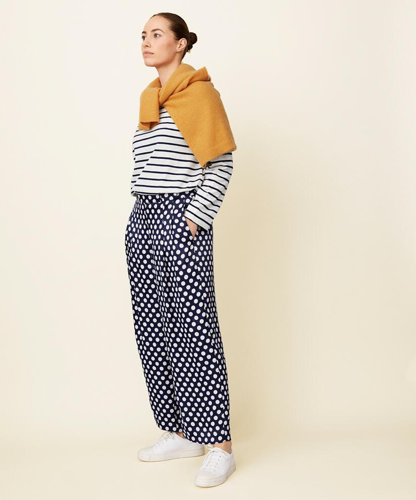 Perlinas Hose, Navy Blazer