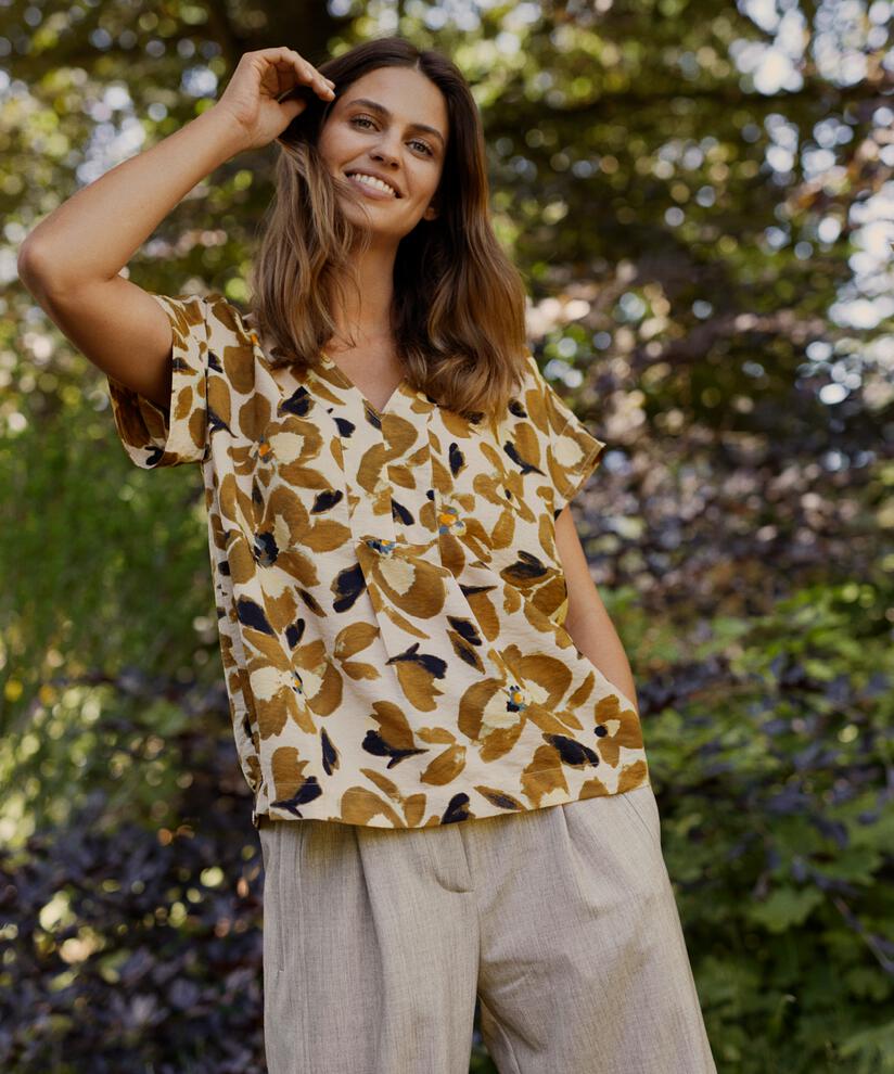 Viskosebluse mit V-Ausschnitt und Falten auf der Rückseite, Dull Gold