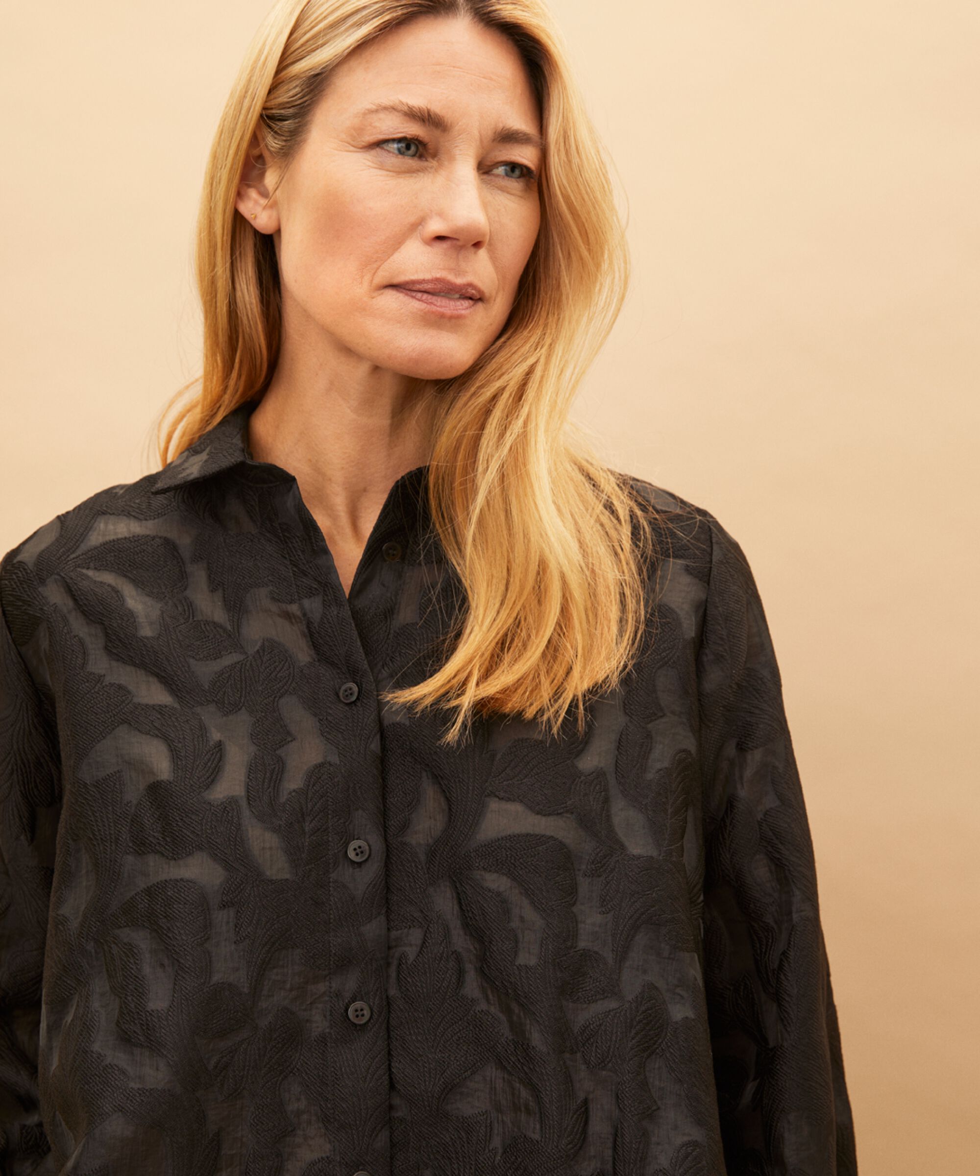 Jacquard-gewebtes Hemdbluse mit drapierter Rückseite, Black