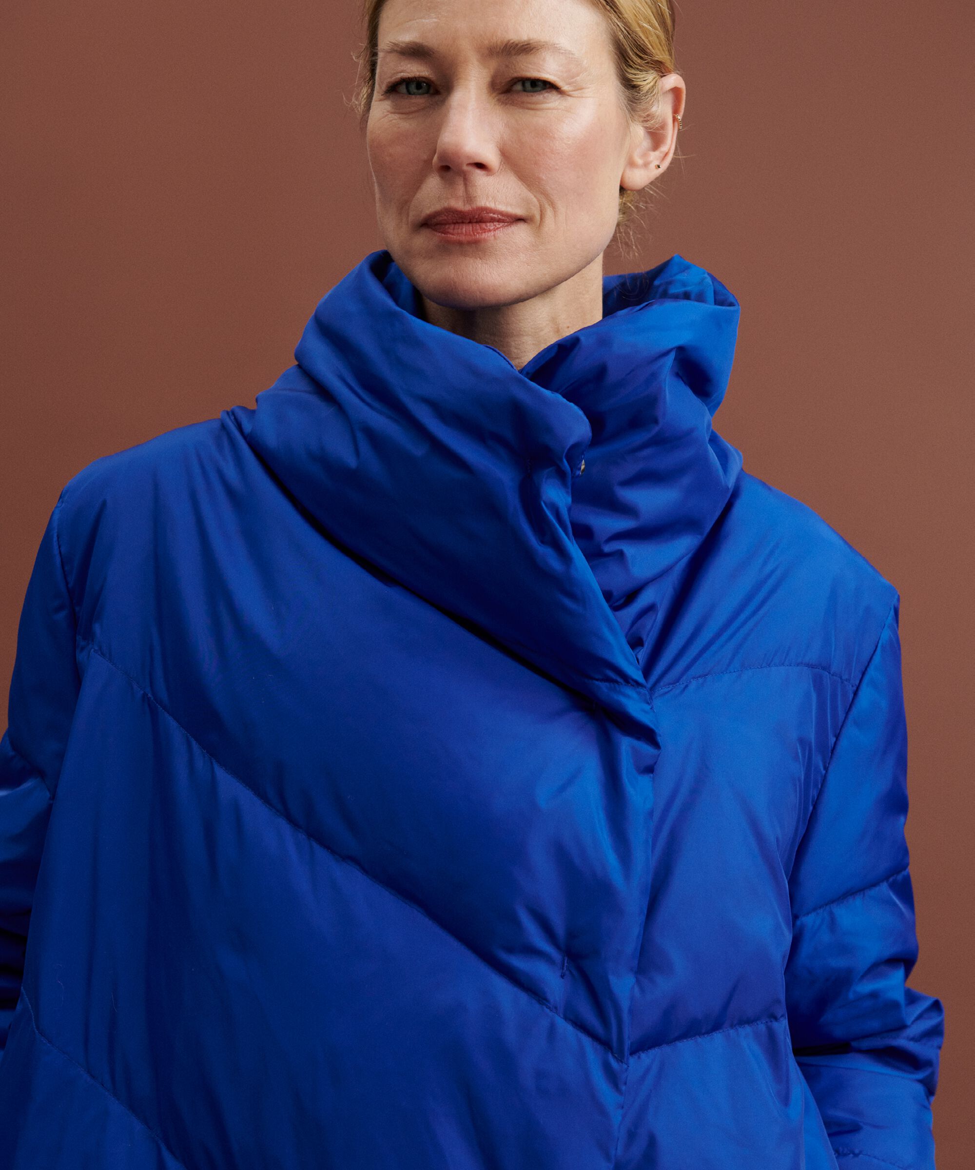 Daunenmantel mit hohem Kragen, Surf the web