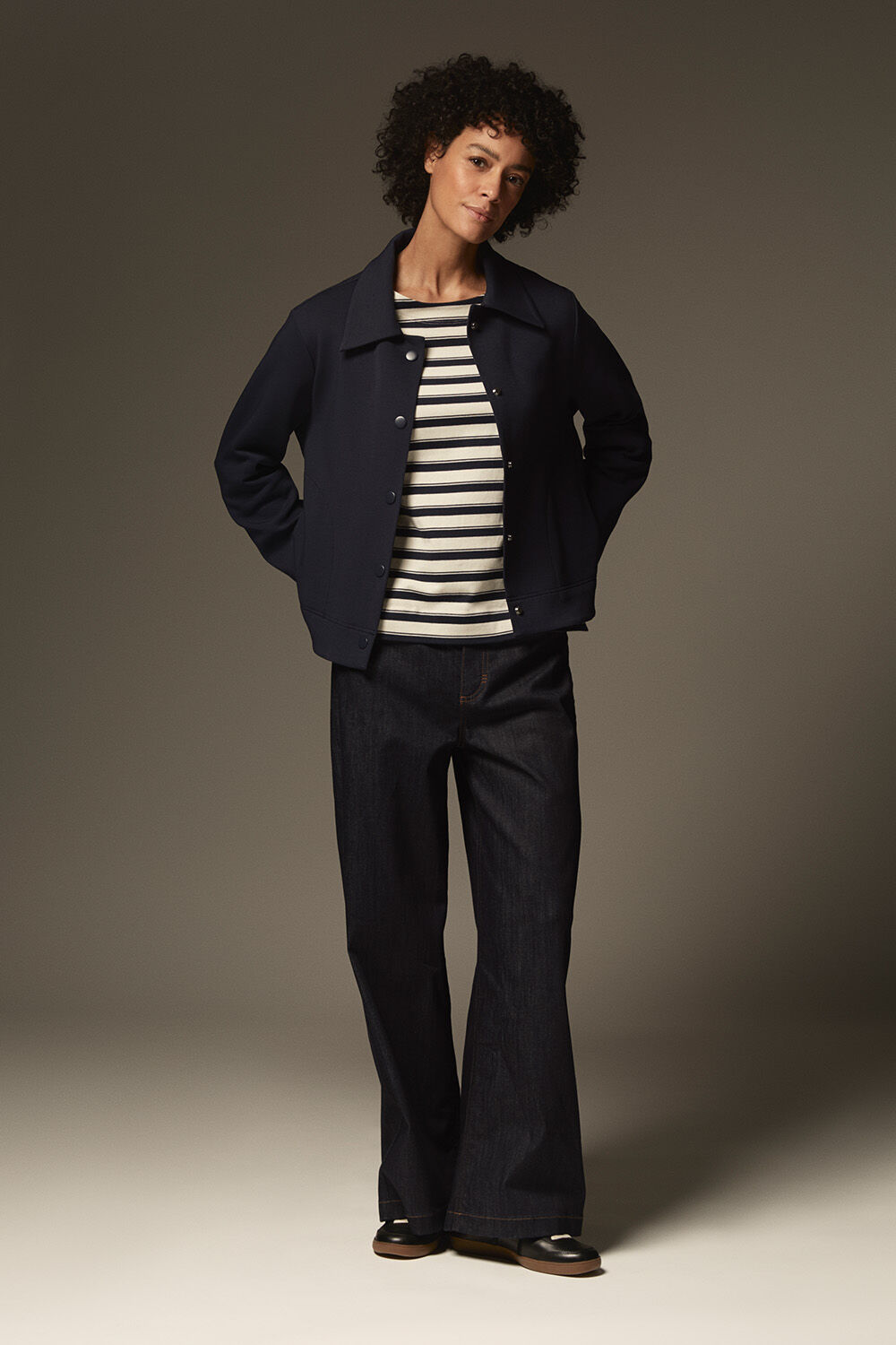 Kurzjacke in schwerer Jersey-Qualit&auml;t - Navy Blazer, Gestreiftes Jersey-top Mit Rundhalsausschnitt - Navy Blazer, Jeans mit Stretch und Weite an den Beinen - Dark Denim