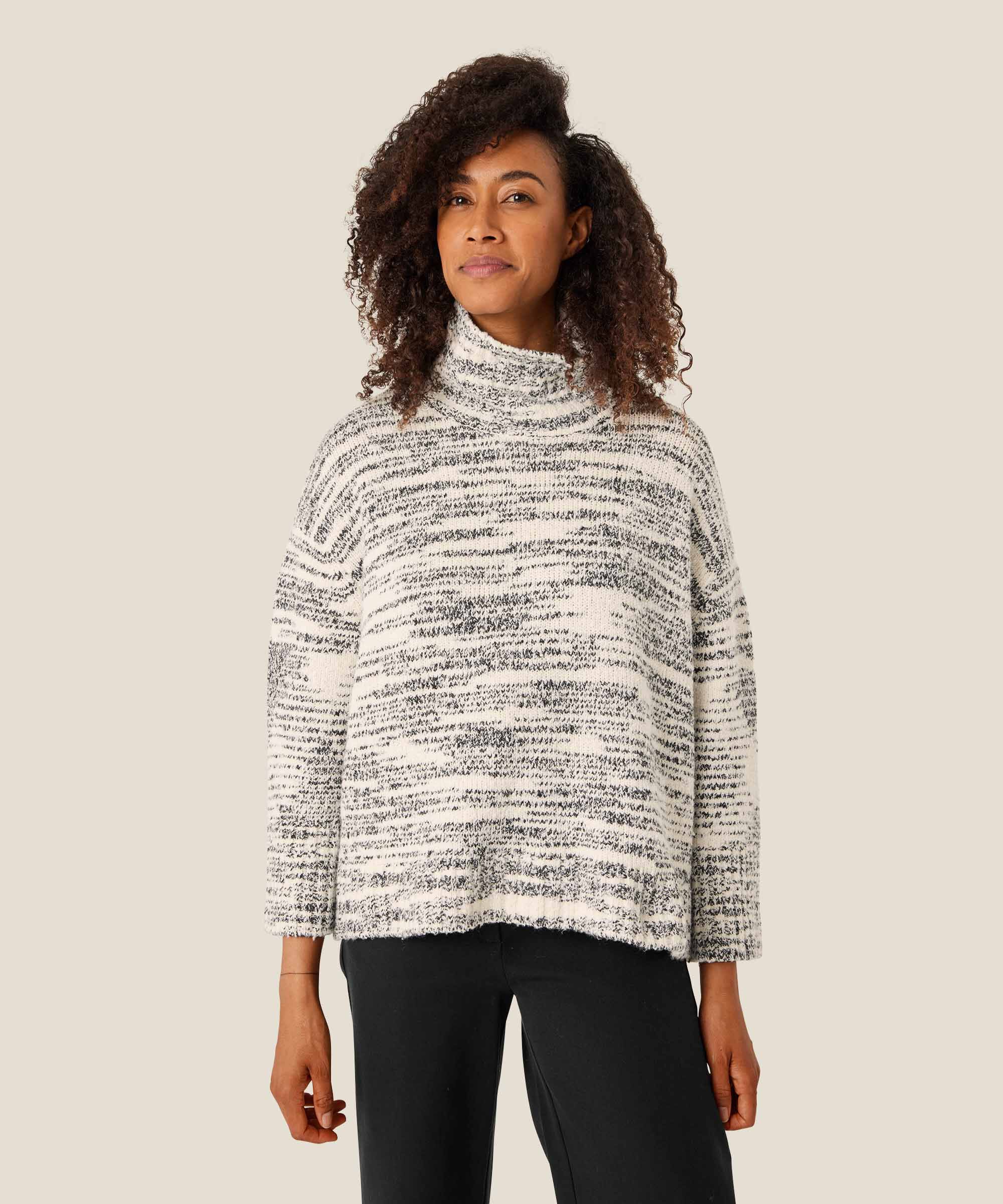 Strickpullover mit hohem Kragen und gerippten Kanten, Black