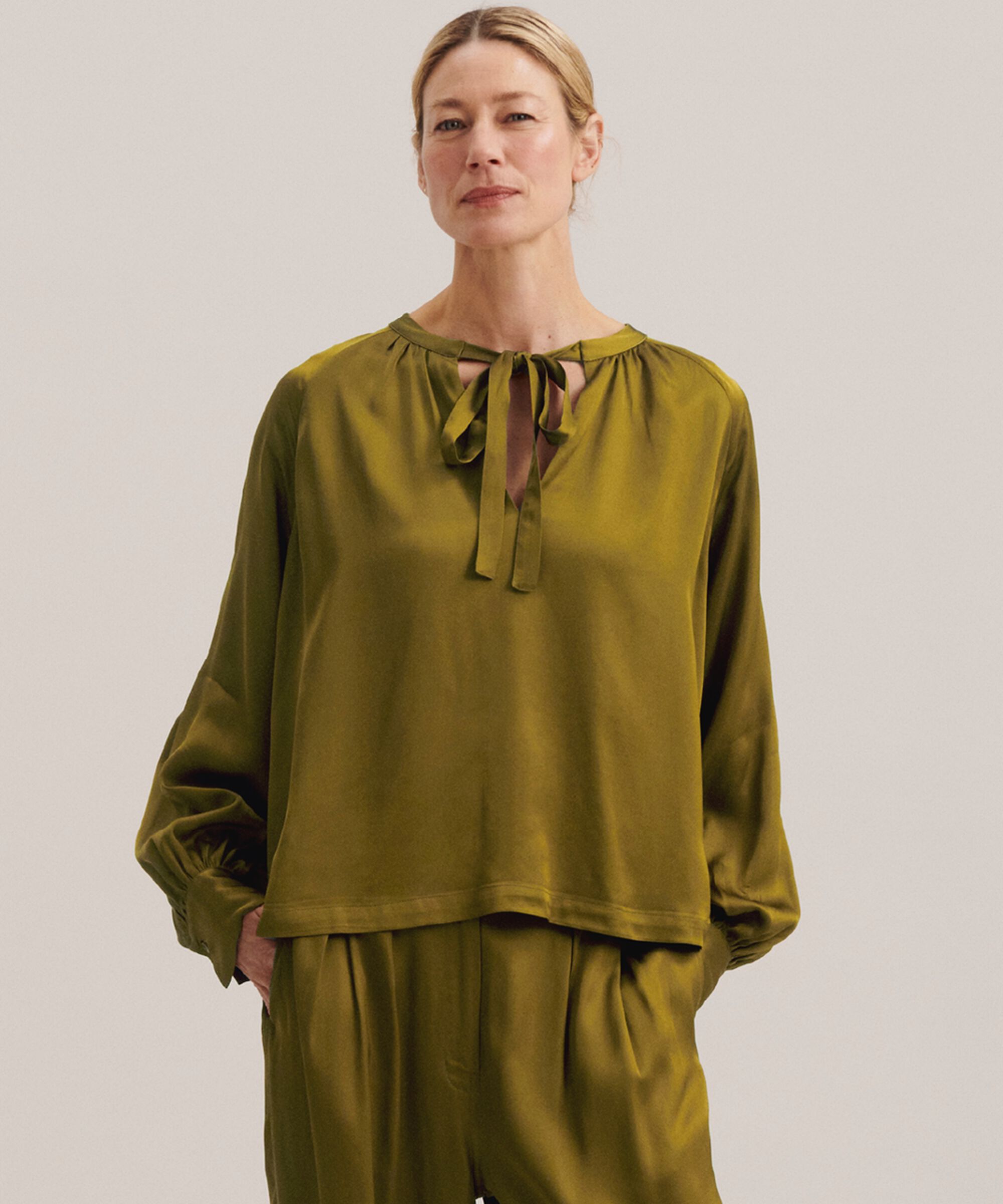 Bluse aus Viskosesatin mit Bindebändern am Hals, Plantation