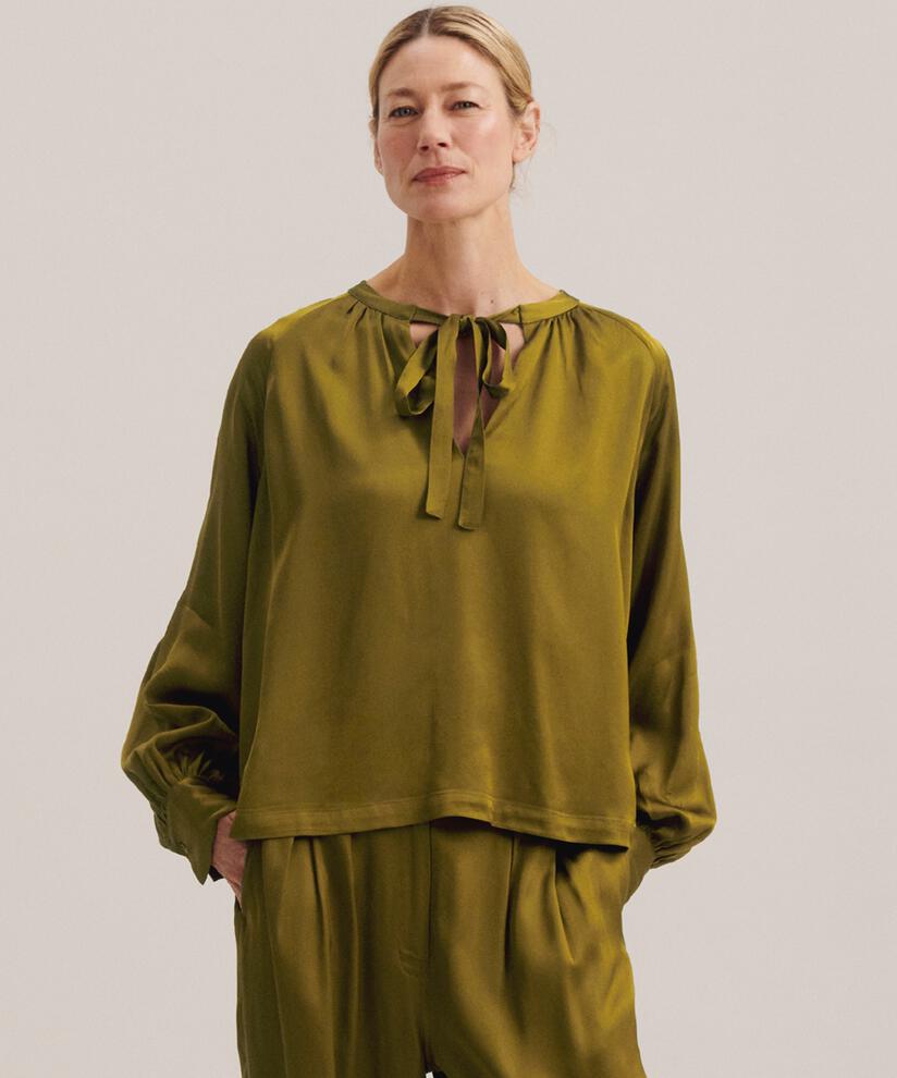 Bluse aus Viskosesatin mit Bindebändern am Hals, Plantation