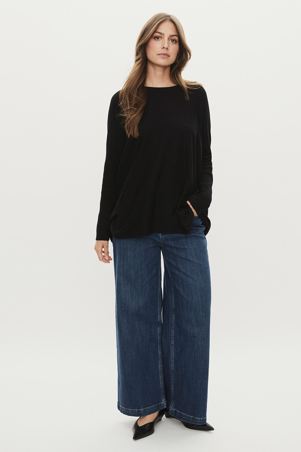 Jeans mit Stretch und weitem Bein - Blue Denim, Oversize-pullover Mit Schmalen &Auml;rmeln - Black