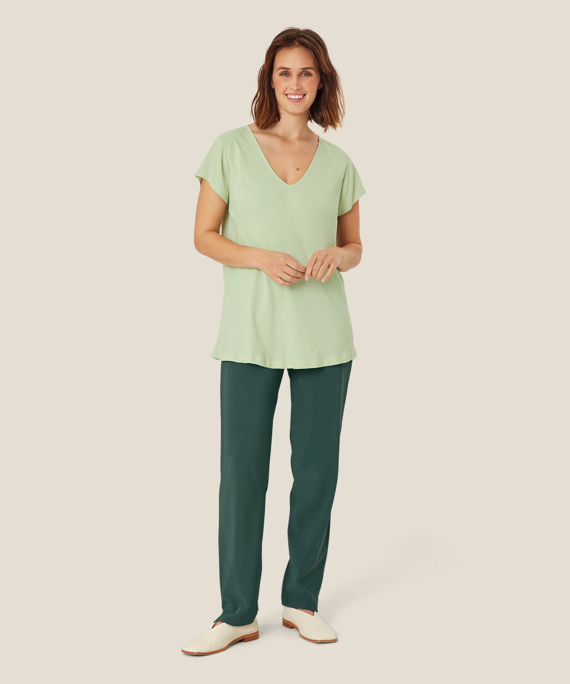 Viskose-Top mit kurzen Ärmeln und V-Ausschnitt, Bok Choy