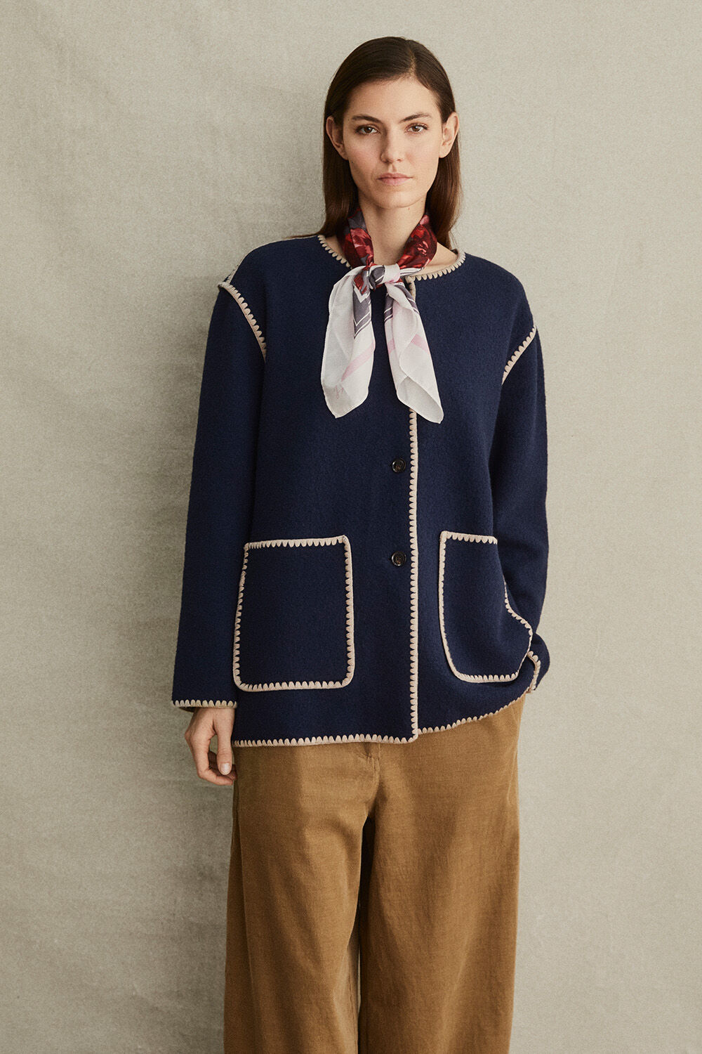 Quadratisches Tuch mit Blumenmuster - Magnet, Cardigan aus gefilzter Wolle mit H&auml;kelkanten - Dress Blue