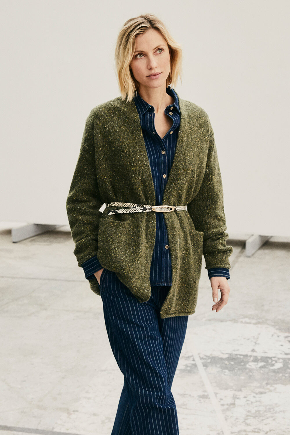 Offener Cardigan aus Woll-Alpaka-Mix mit Taschen - Beetle, Gestreiftes Jeanshemd aus Baumwolle - Dark Denim, Schmaler G&uuml;rtel mit Schlangenmuster - Fog, Gestreifte Baumwolljeans mit weitem Bein - Dark Denim