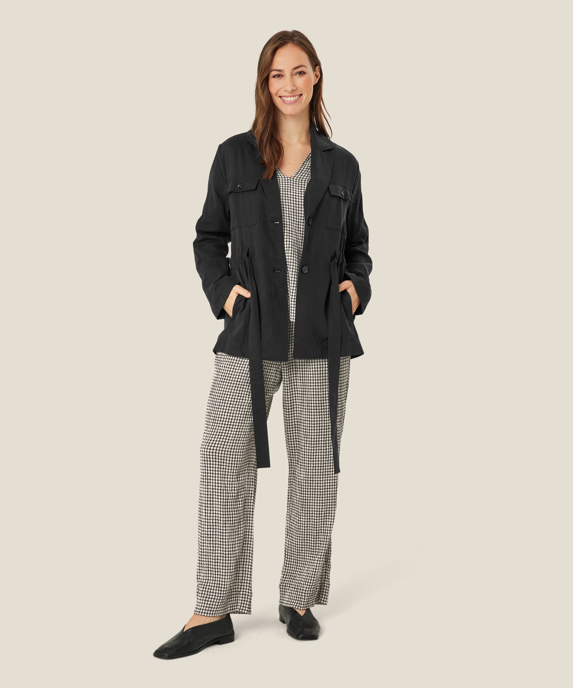 Jacke mit Taschen und Bindebändern in der Taille, Black