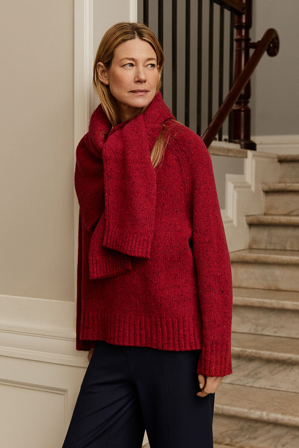 Rollkragenpullover aus Wollmischung mit gerippten Kanten - Red Dahlia, verk&uuml;rzte Hose aus schwerem Jersey - Navy Blazer