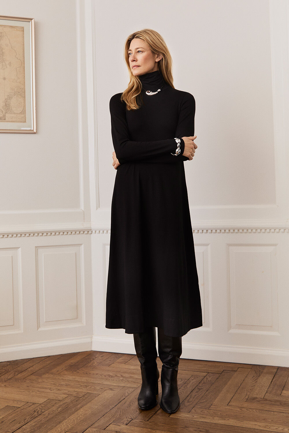 lang&auml;rmliges Jerseykleid mit hohem Halsausschnitt - Black, verstellbare Halskette mit silbernem Anh&auml;nger - Silver