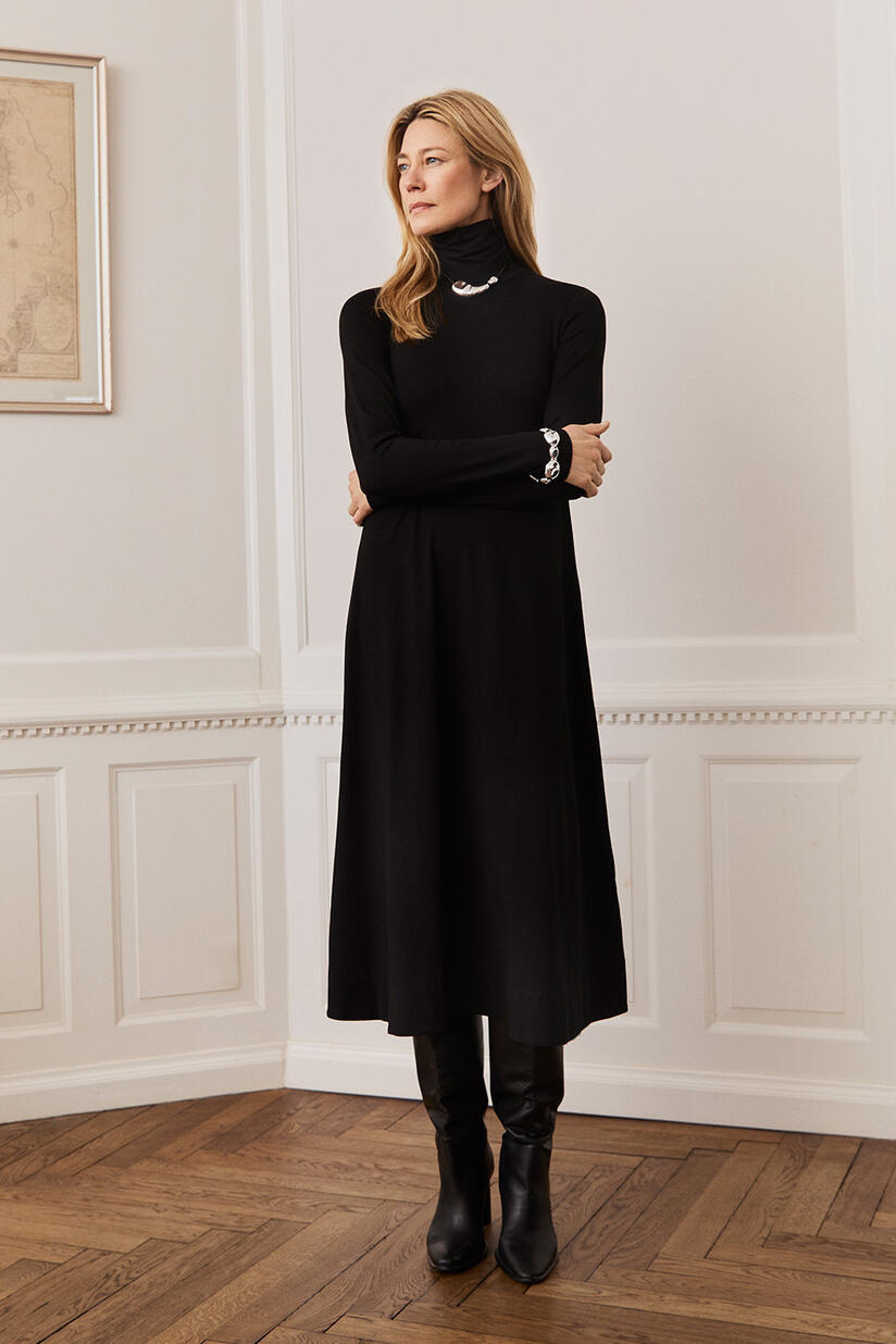 langärmliges Jerseykleid mit hohem Halsausschnitt - Black, verstellbare Halskette mit silbernem Anhänger - Silver