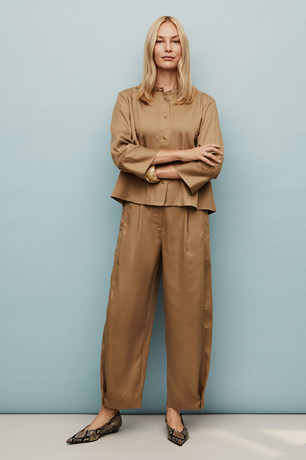 Hemdjacke mit Falten am R&uuml;cken - Petrified Oak, Leichte Hose mit Knopfdetails am Bein - Petrified Oak, Armband mit Marmoreffekt - Whitecap