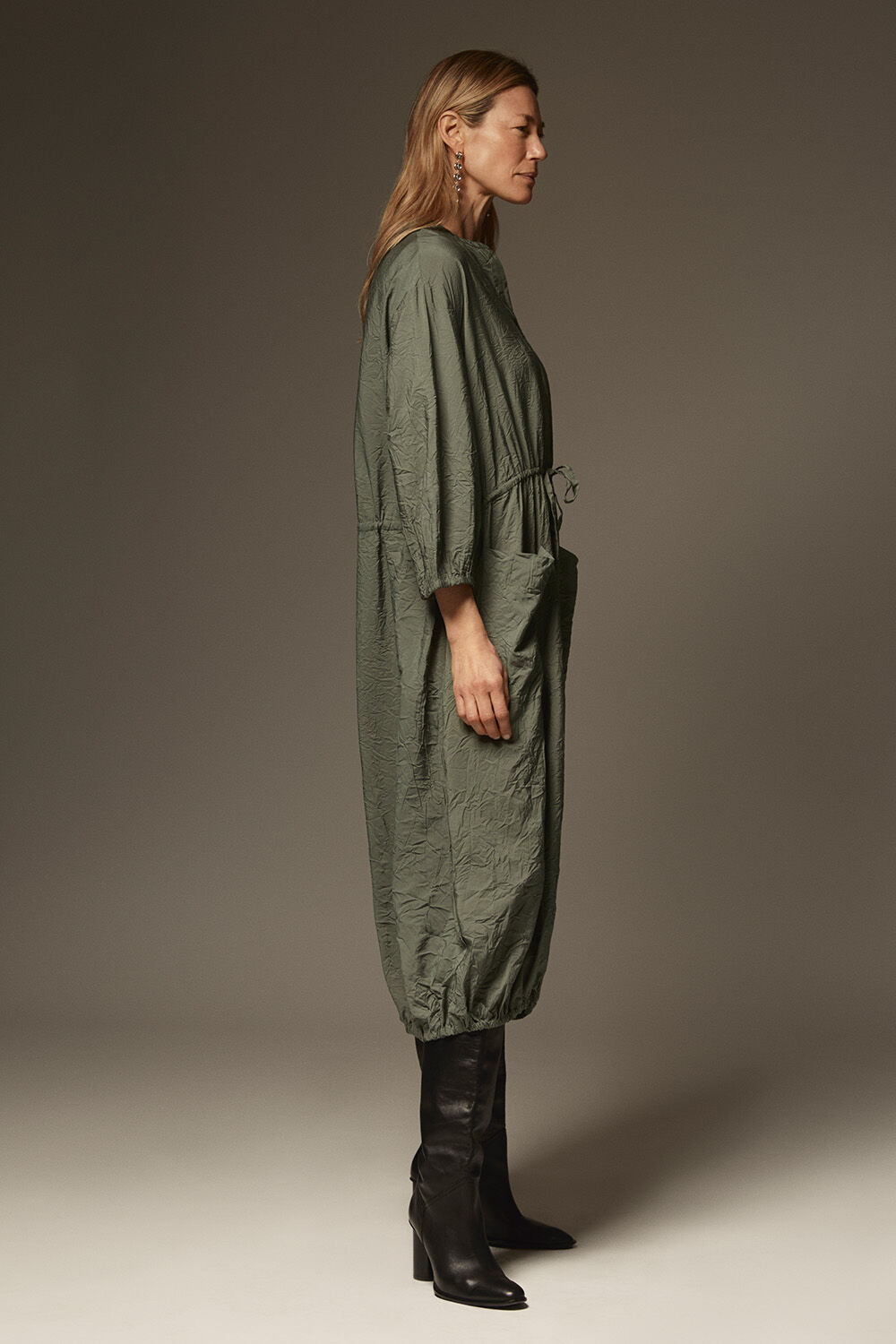 Viskosekleid mit elastischem Saum und Bindeband - Duck Green, vergoldete, skulpturale Ohrringe - Gold