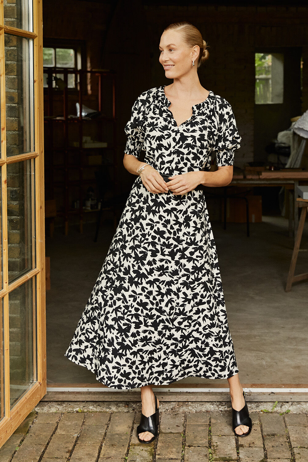 Viskosekleid mit kurzen &Auml;rmeln und Bindeb&auml;ndern - Black, schmaler, schwarzer geflochtener G&uuml;rtel - Black, Ohrringe mit geh&auml;mmertem Finish - Silver, Armband mit geh&auml;mmertem Finish - Silver