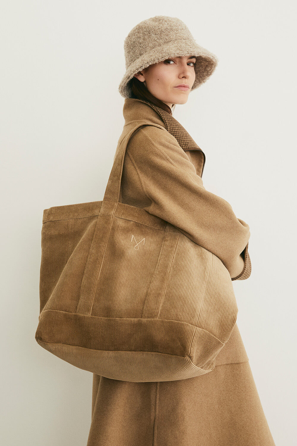 Wollmantel mit hohem Kragen und Karofutter - Petrified Oak, Gestrickter Bucket Hat im Teddy-Look mit Wolle - Plaza Taupe, Baumwolltasche aus Kord mit Innentasche - Petrified Oak