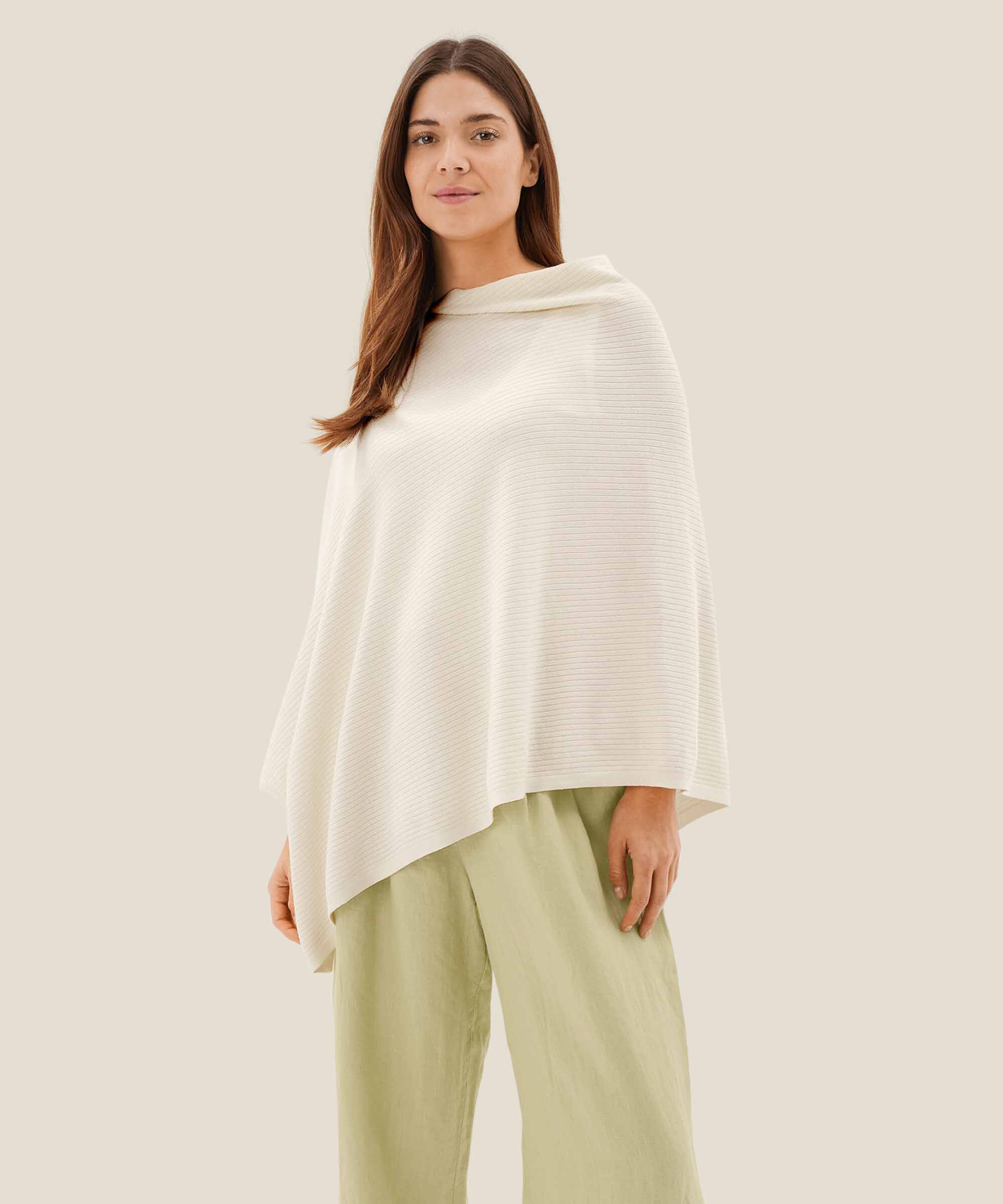 Gestrickter Poncho mit asymmetrischem Boden, Jet Stream