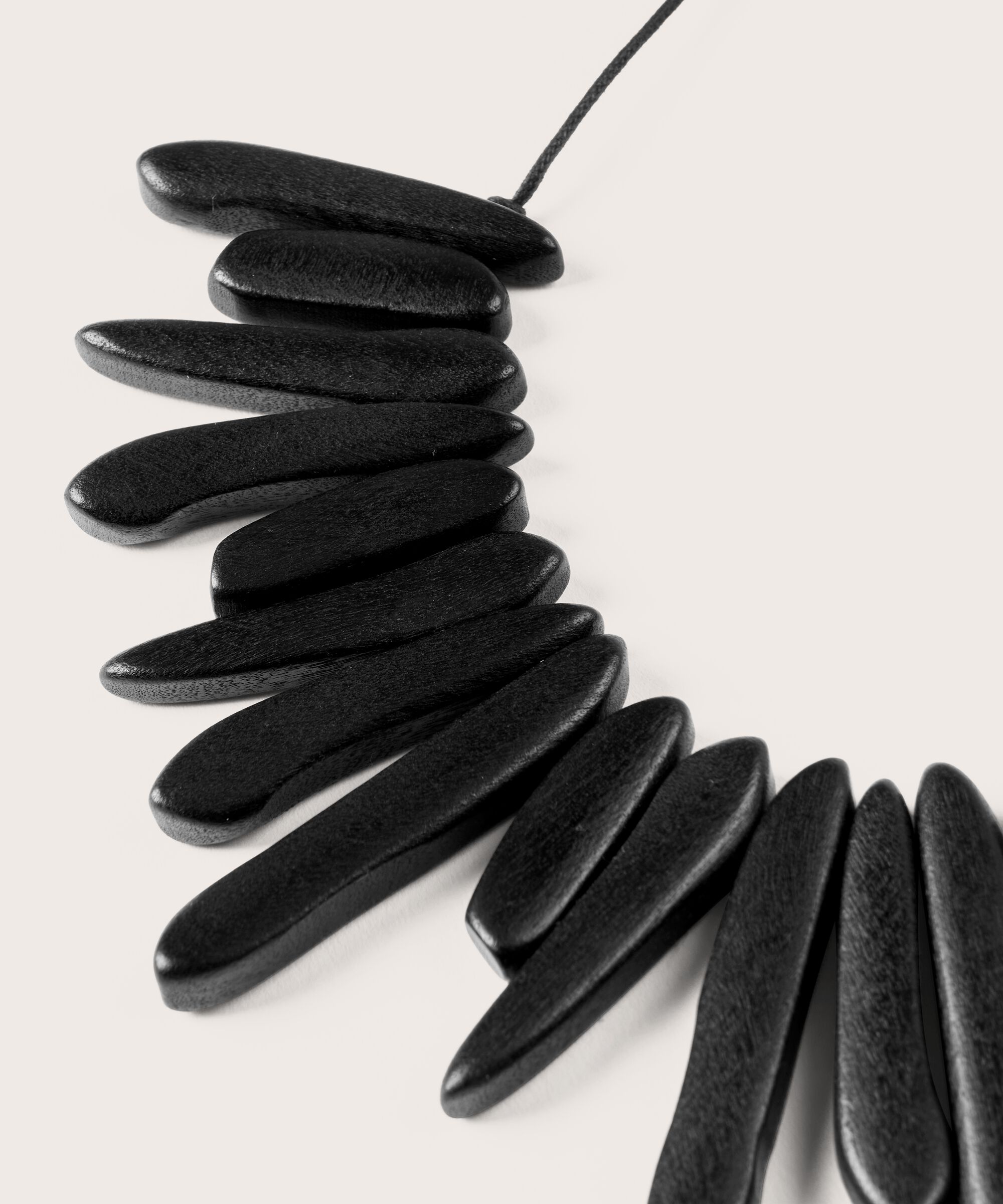 Halskette mit schwarzen Holzperlen, Black