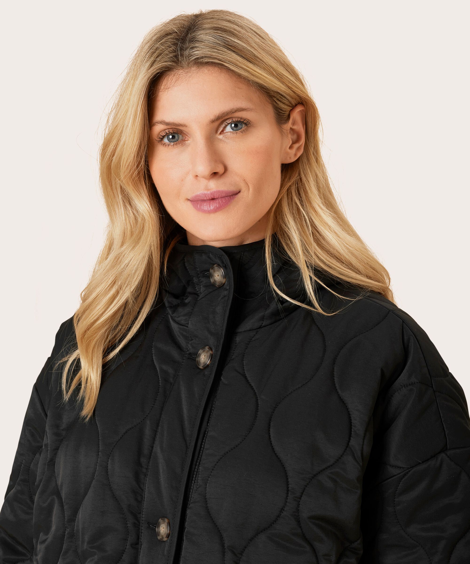 Steppmantel mit Kapuze, Black