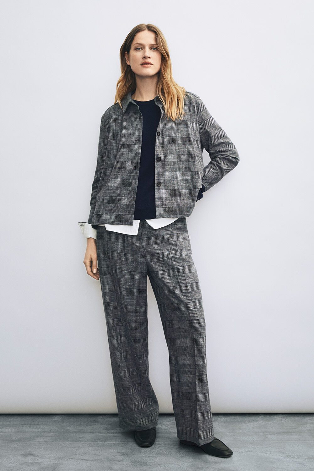 Kariertes Hemd aus Viskosemischung in A-Form - D. Grey mel., Wollpullover mit Popeline-Saum im Lagen-Look - Navy Blazer, Karierte Hose mit weitem Bein und Gummizug - D. Grey mel.