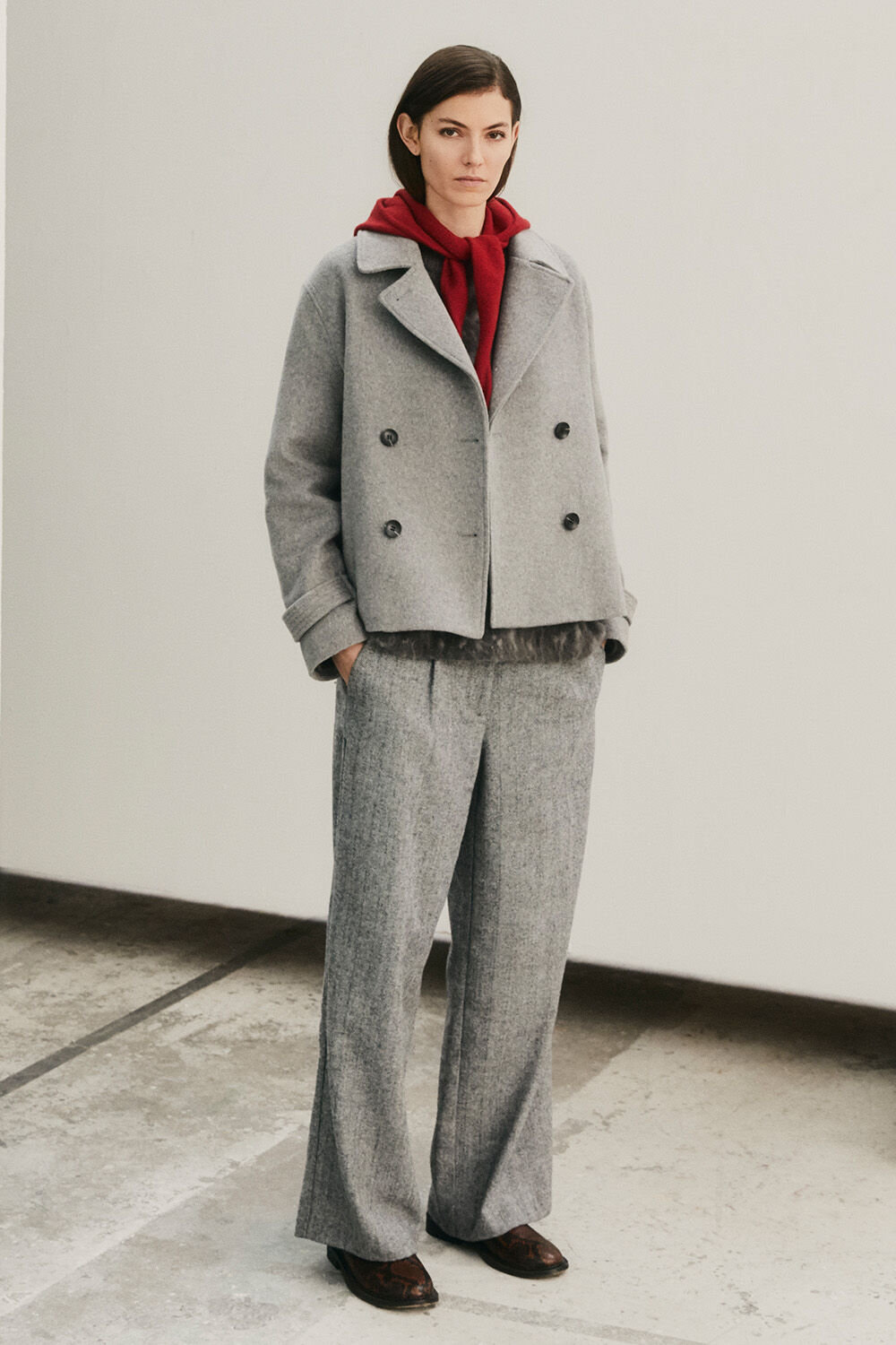 Kurze doppelreihige Wolljacke mit Revers - M. Grey mel., Pullover mit Leopardenmuster aus Wollmix - Magnet, Wollmix-Hose mit Fischgratmuster und Gummizug - Black, Gestrickter Woll-Kapuzenschal mit Bindeb&auml;ndern - Tibetan Red