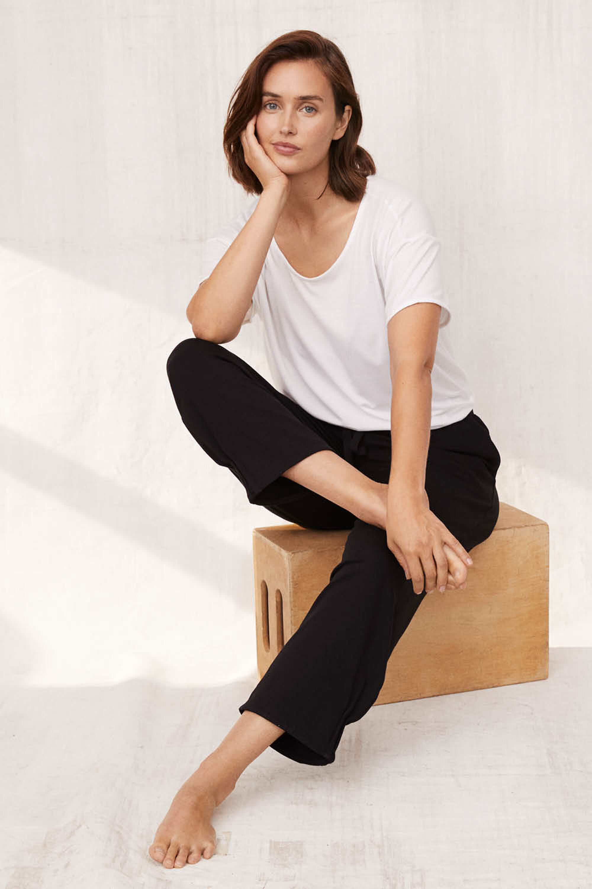 Dünnes T-Shirt aus Lyocell - White, Jogginghose aus weichem Jersey - Black