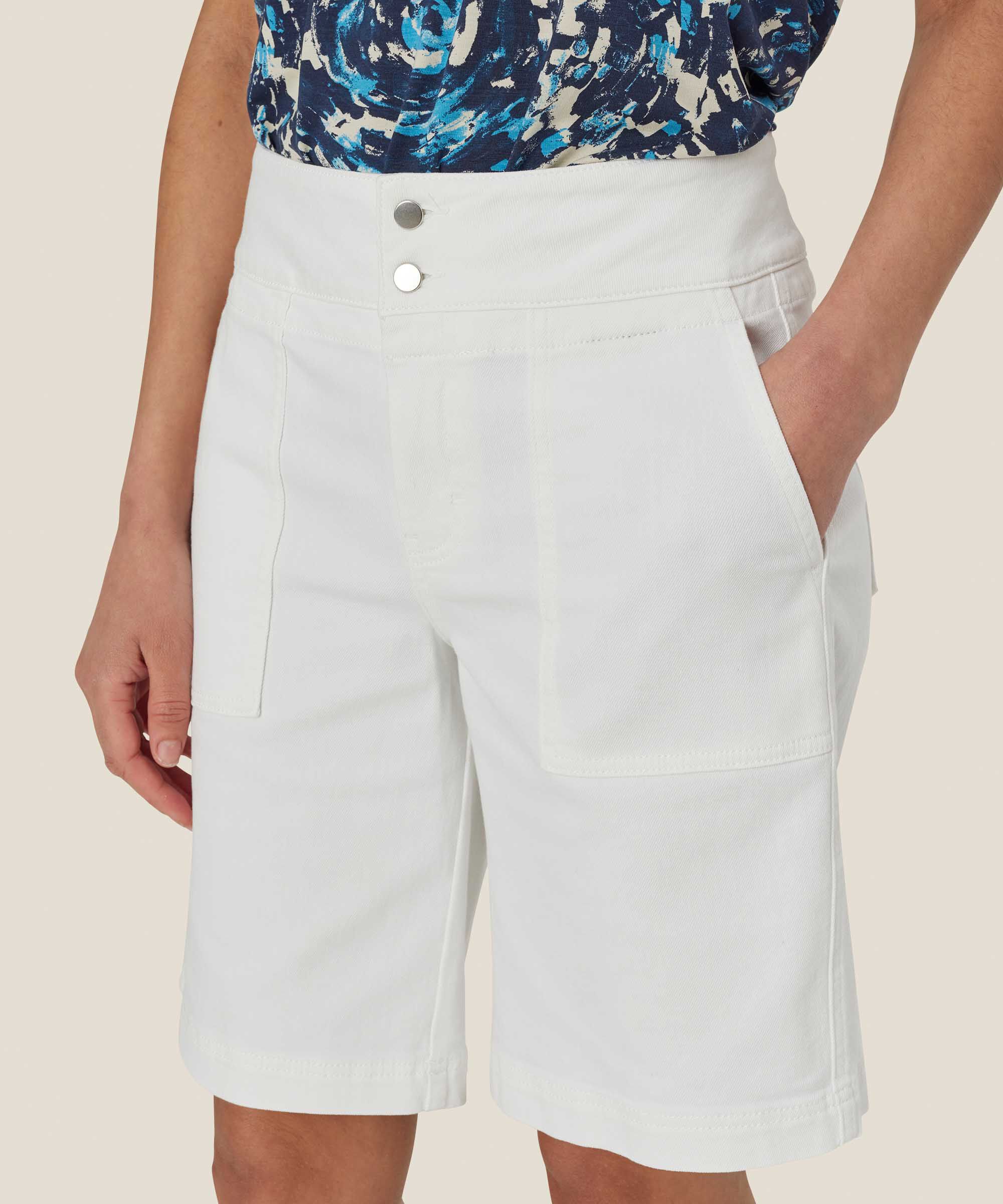 Jeansshorts mit dekorativen Taschen und Druckknöpfen, White