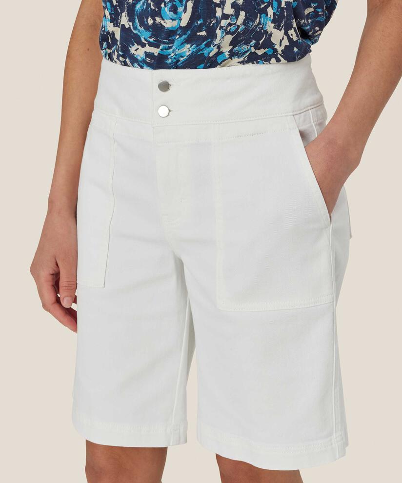 Jeansshorts mit dekorativen Taschen und Druckknöpfen, White