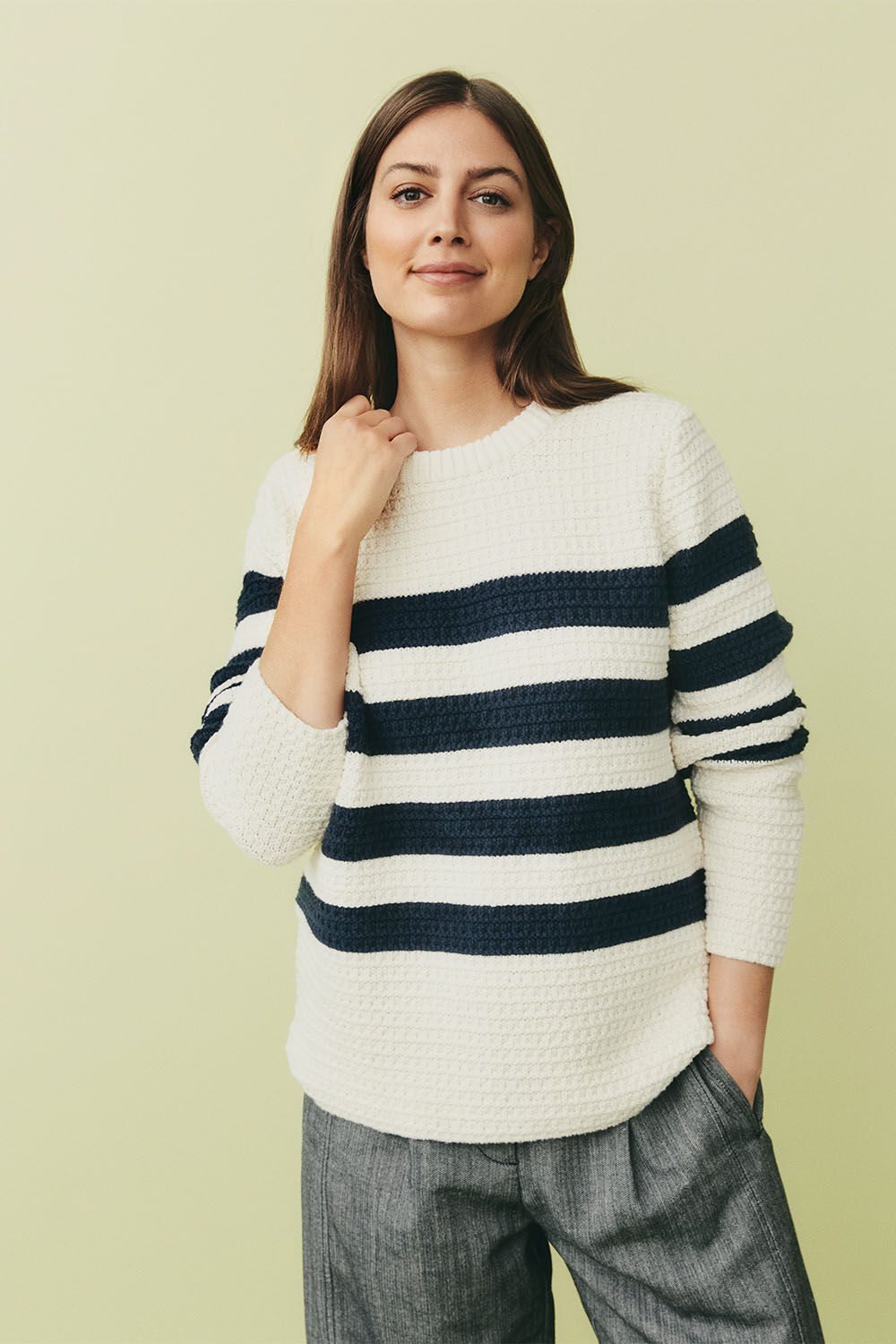 Pullover mit Knopfdetail an der Schulter - Whitecap, Hose Mit Stretch Und Knopfdetail Am Bein - Dark Denim