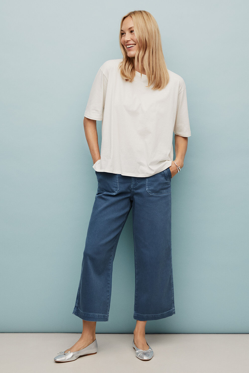 Stretch-Jeans mit weitem Bein - Ensign Blue, T-shirt Mit Rundhals - White