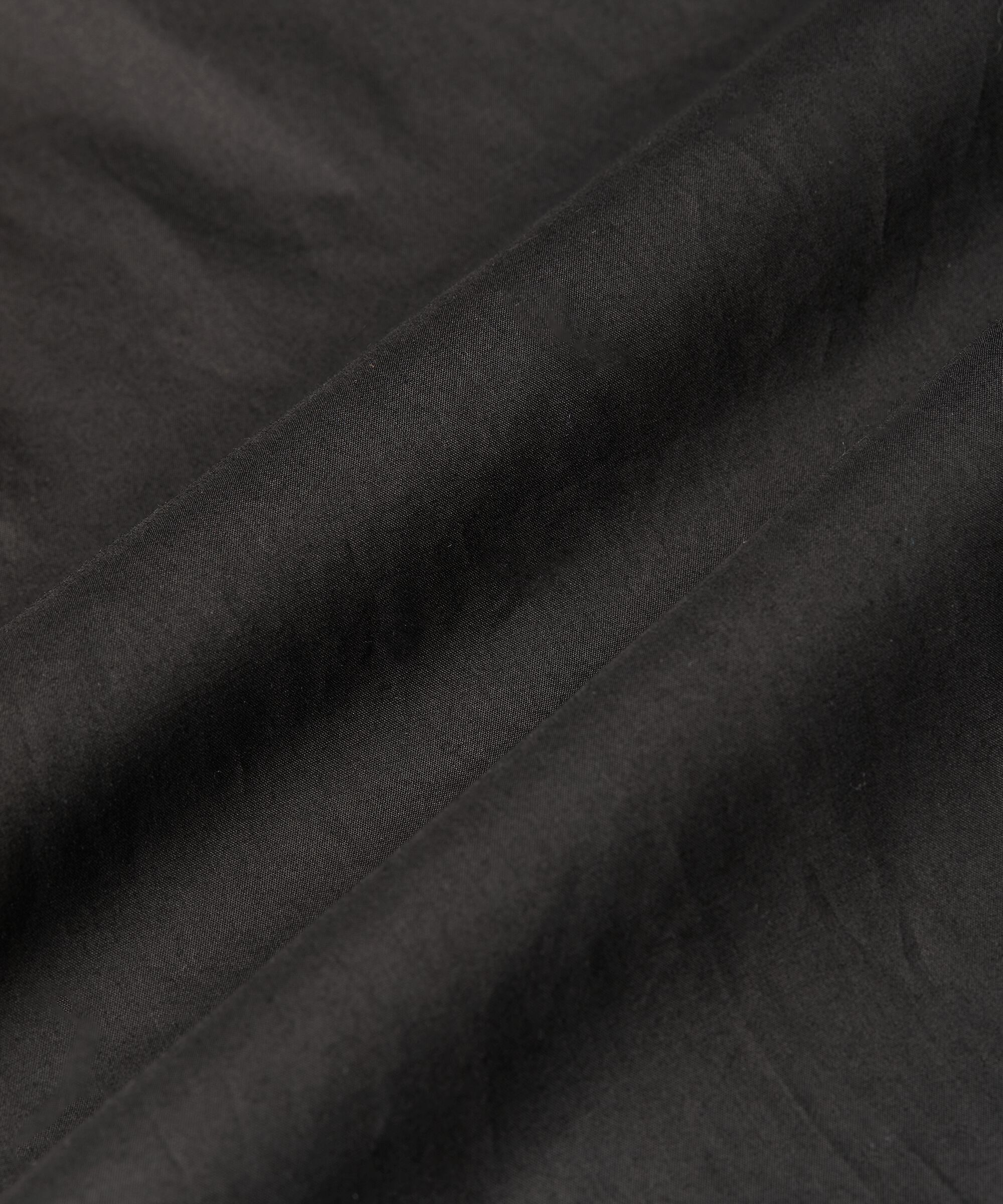 Kleid mit V-Ausschnitt und floralen Details, Black