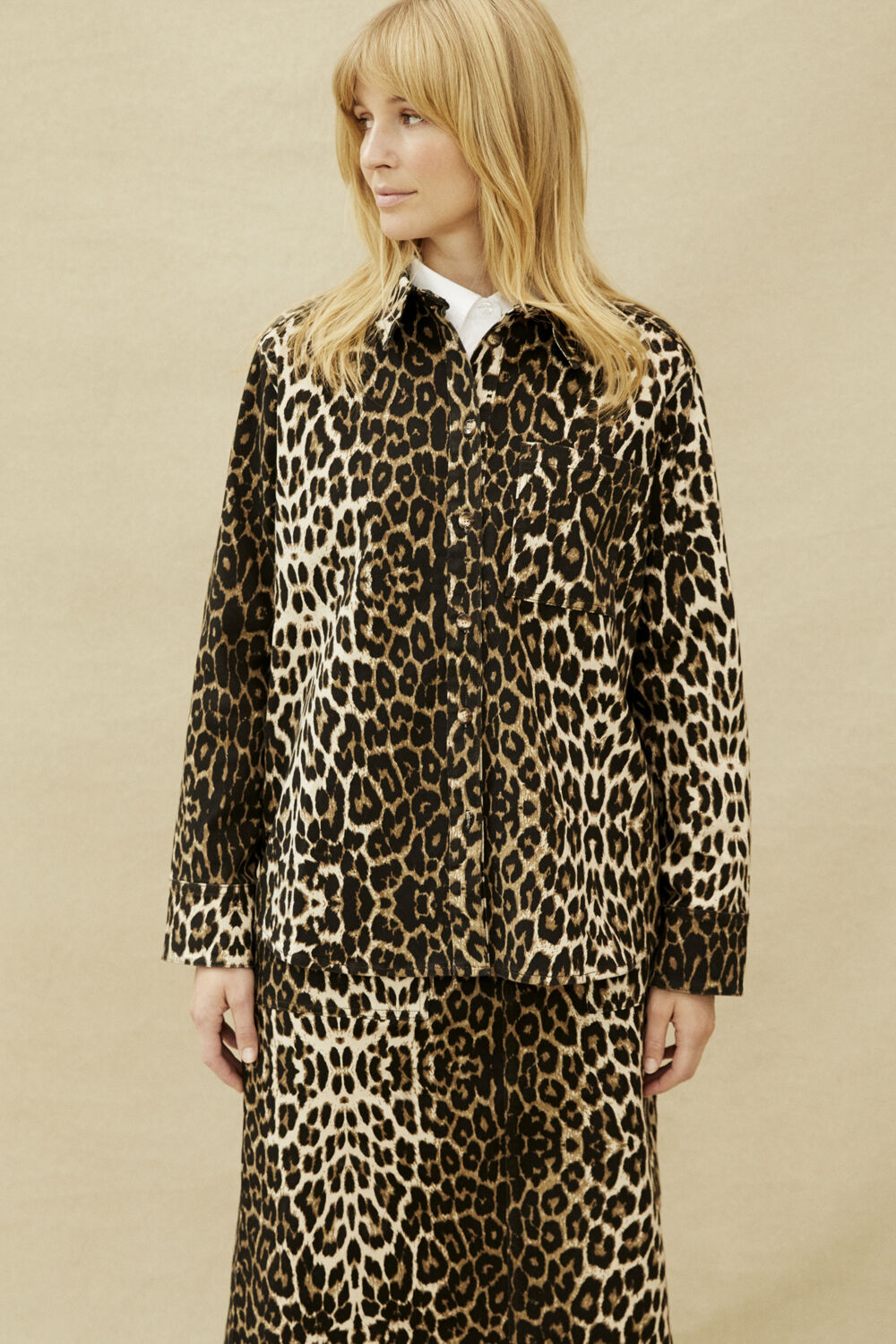 Jeanshemd mit Leopardenmuster - Otter, Jeansrock mit Leopardenmuster - Otter