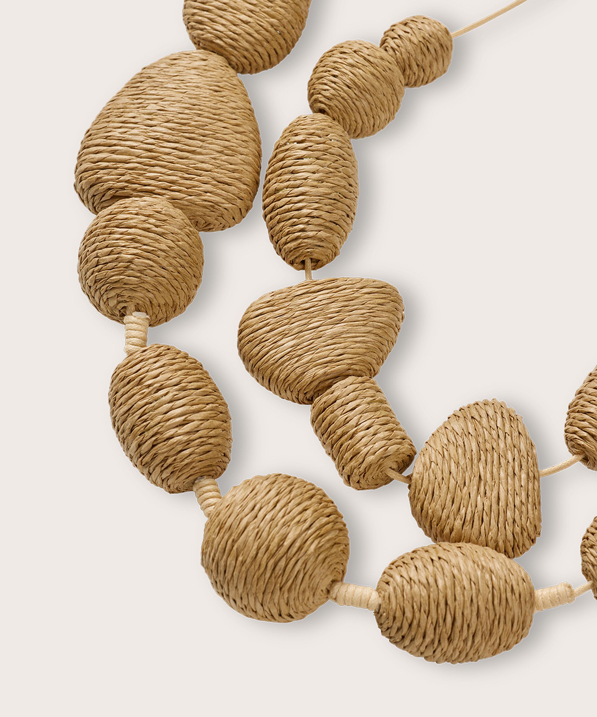 Halskette mit mit Schnüren besetzten Steinen, Safari