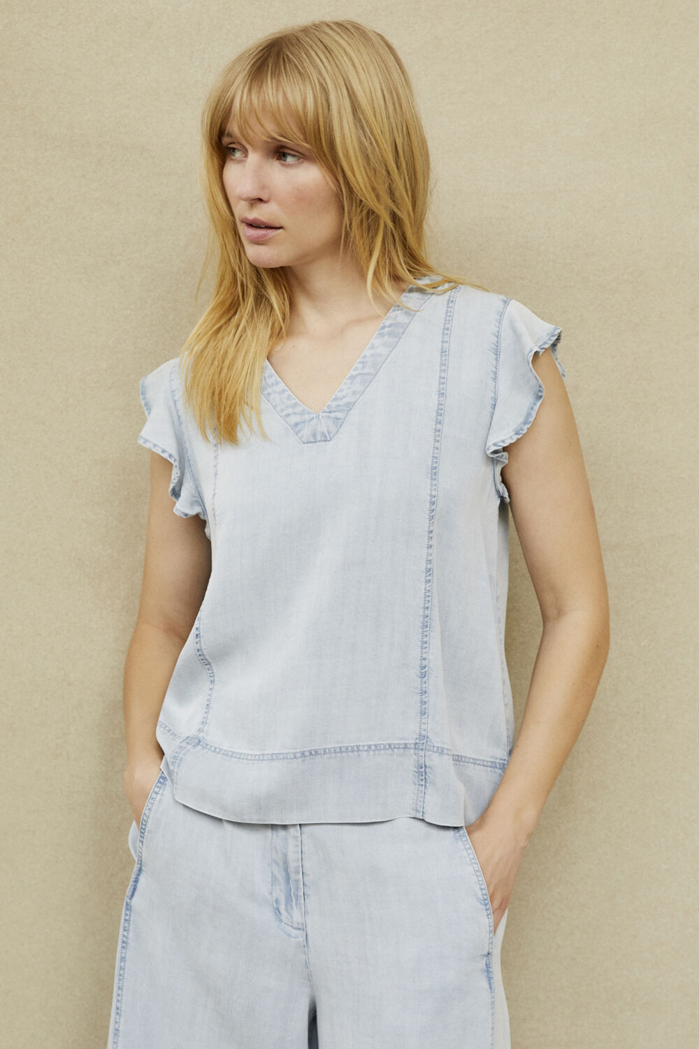 Jeansbluse mit kleinen Fl&uuml;gel&auml;rmeln - Light Denim, Cropped-Jeans mit elastischem Bund - Light Denim