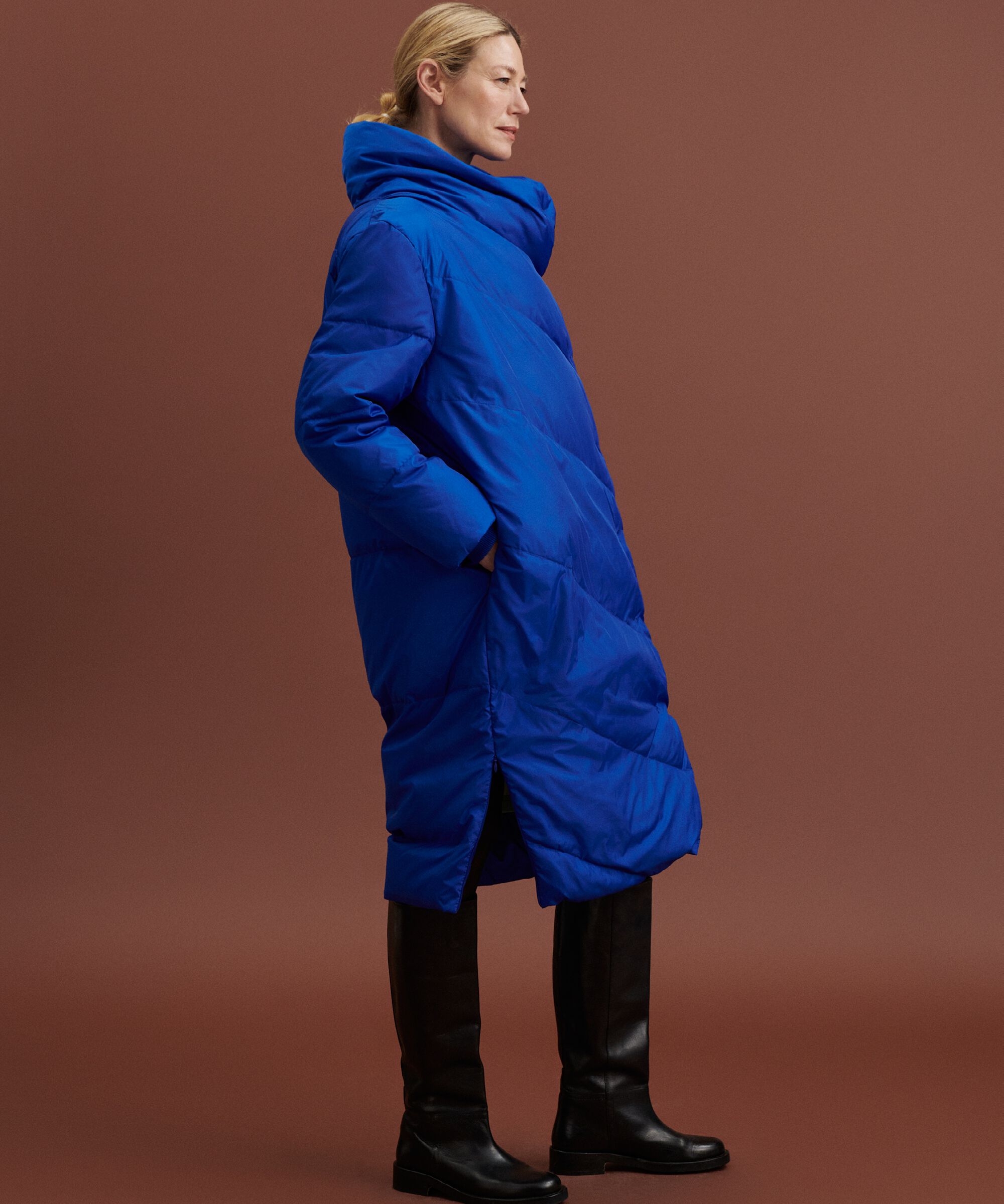 Daunenmantel mit hohem Kragen, Surf the web