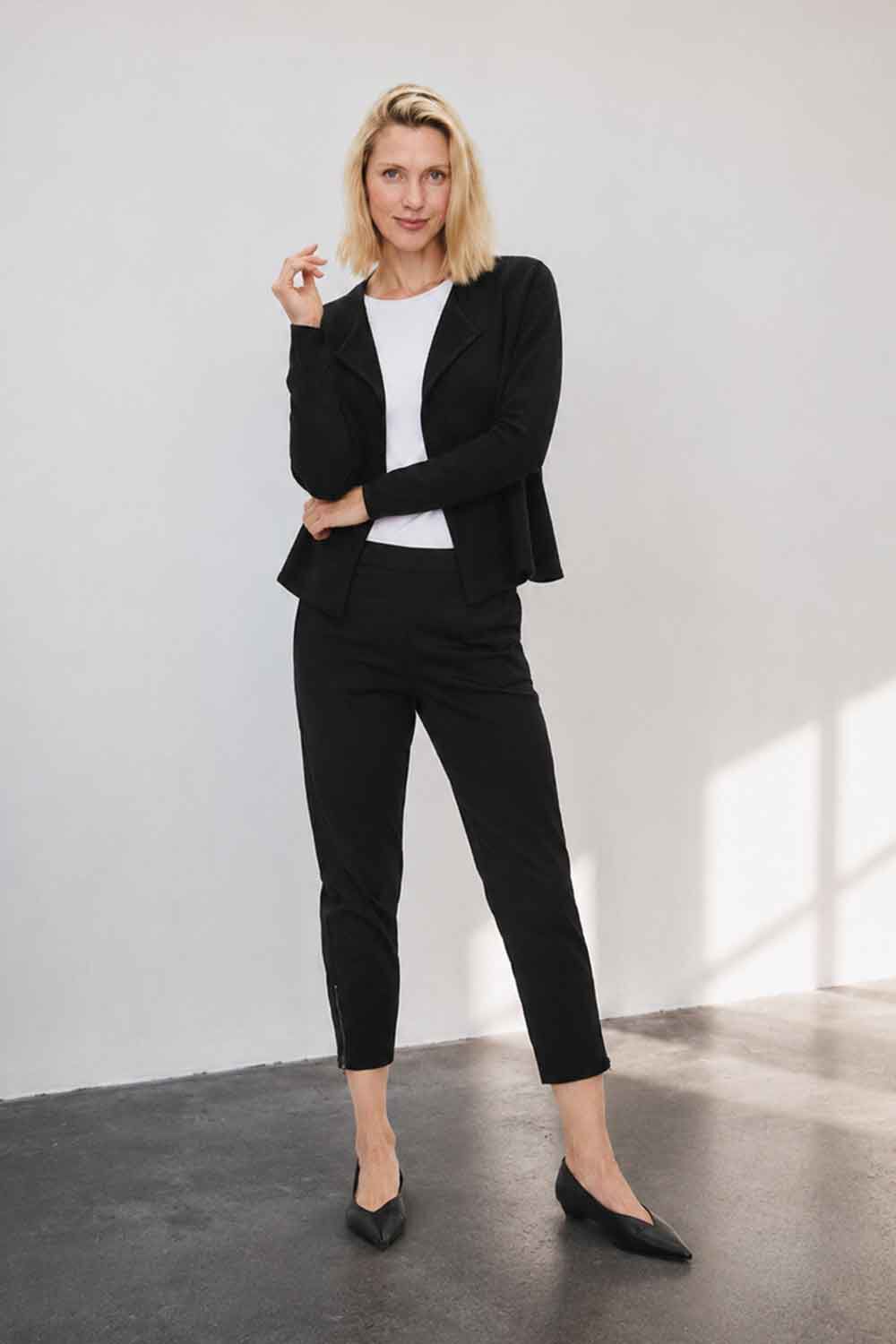 Kurze Jacke Aus Boucl&eacute; - Black, taillierte Jerseybluse mit Stretch - White, Kn&ouml;chellange Hose Aus Baumwollstretch - Black