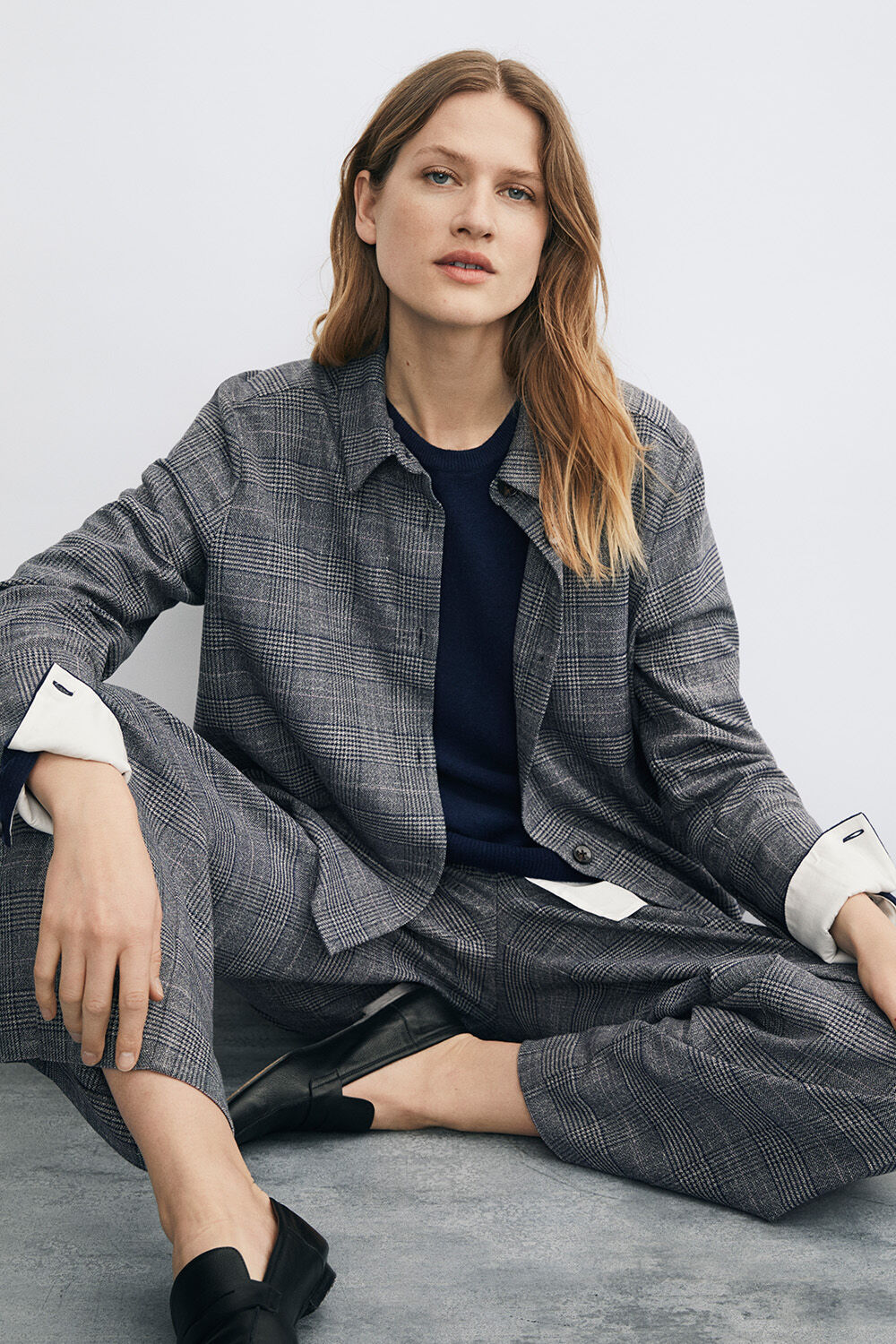 Kariertes Hemd aus Viskosemischung in A-Form - D. Grey mel., Wollpullover mit Popeline-Saum im Lagen-Look - Navy Blazer, Karierte Hose mit weitem Bein und Gummizug - D. Grey mel.