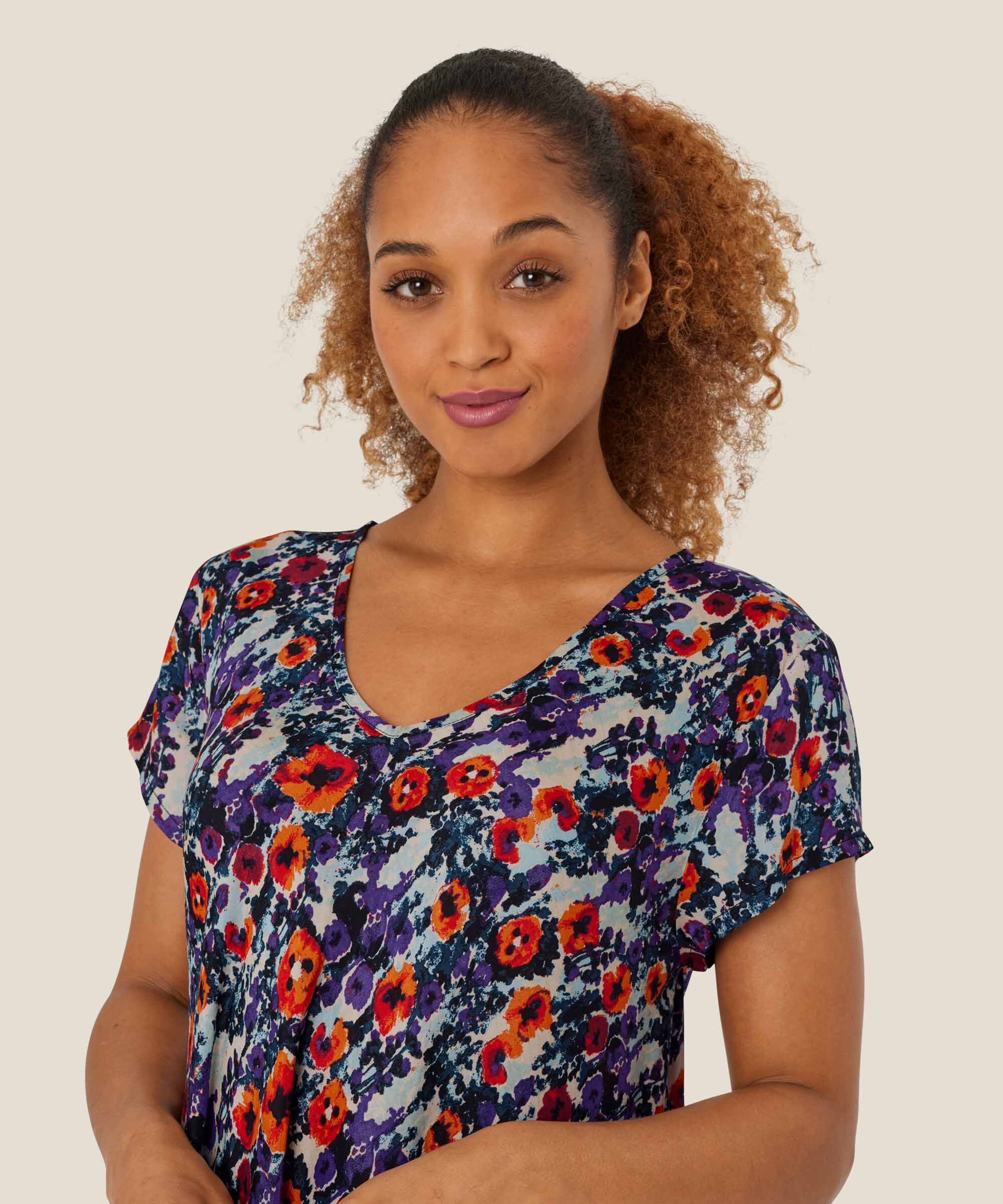 Bedrucktes Viskosekleid mit V-Ausschnitt, Meadow Violet