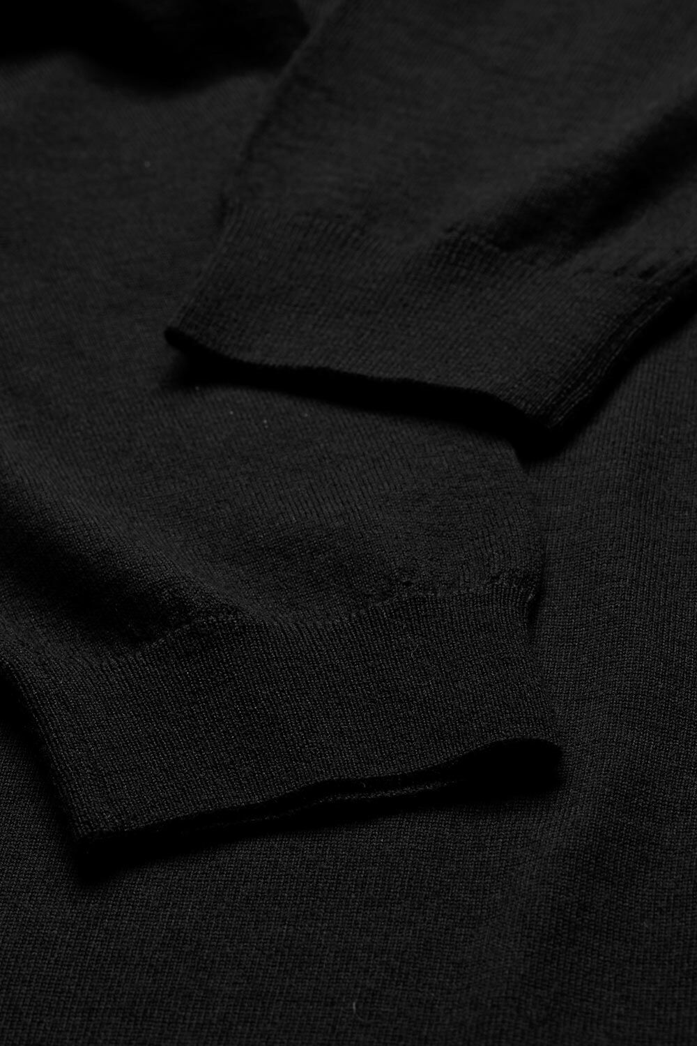 Strickkleid mit Rollkragen und Schlitzen, Black