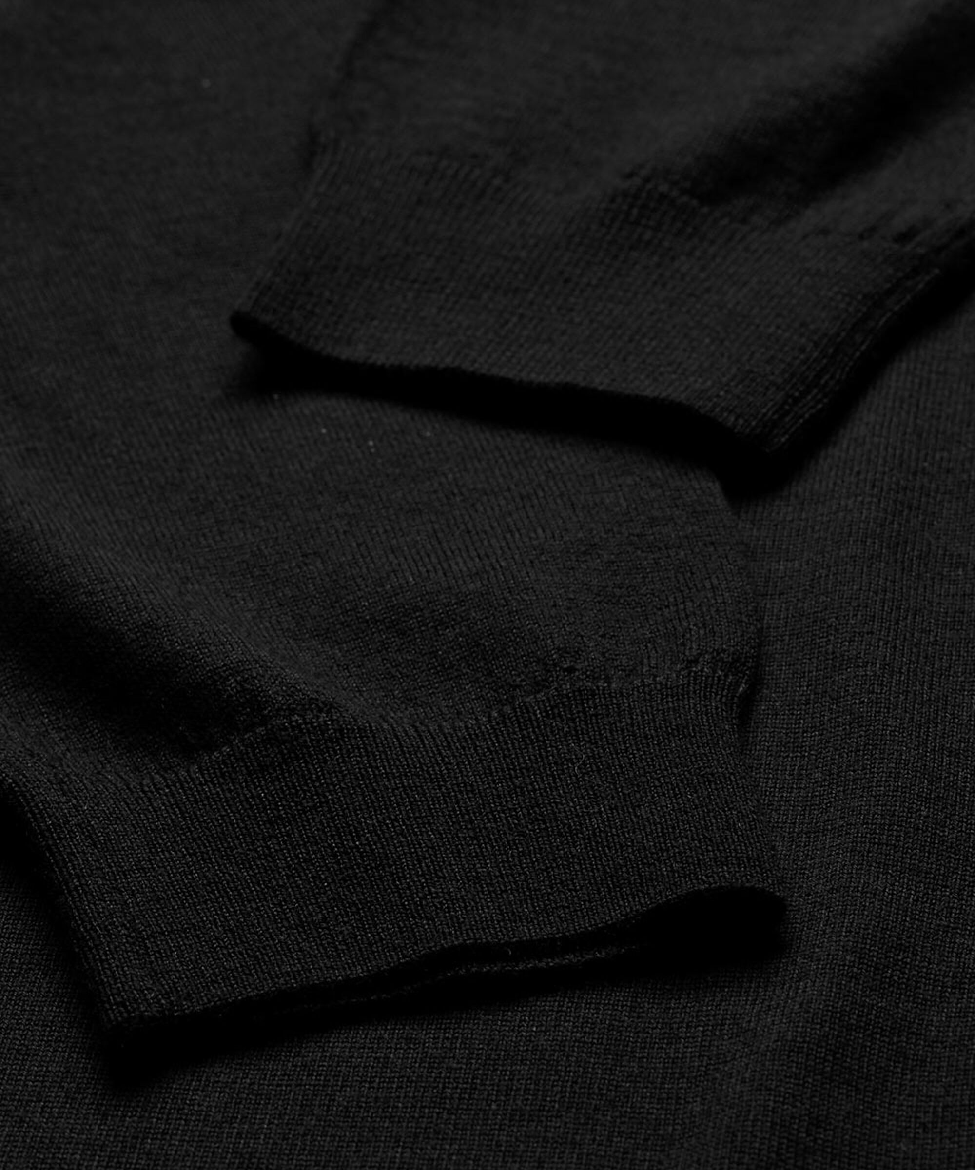 Strickkleid mit Rollkragen und Schlitzen, Black