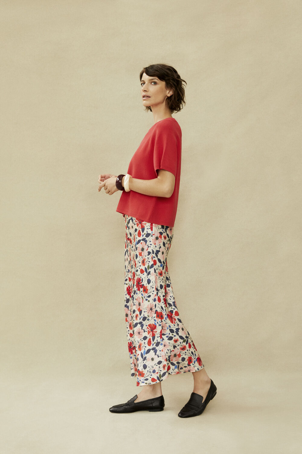 geripptes Stricktop mit kurzen &Auml;rmeln - Poinsettia, Rock aus gebl&uuml;mtem Viskose - Poinsettia, skulpturales Armband - Beet Red