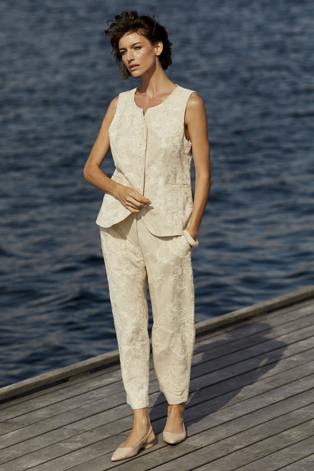 Weste mit Stickmuster - Natural, Hose mit Stickmuster und Gummizug hinten - Natural, skulpturales Armband - Fog