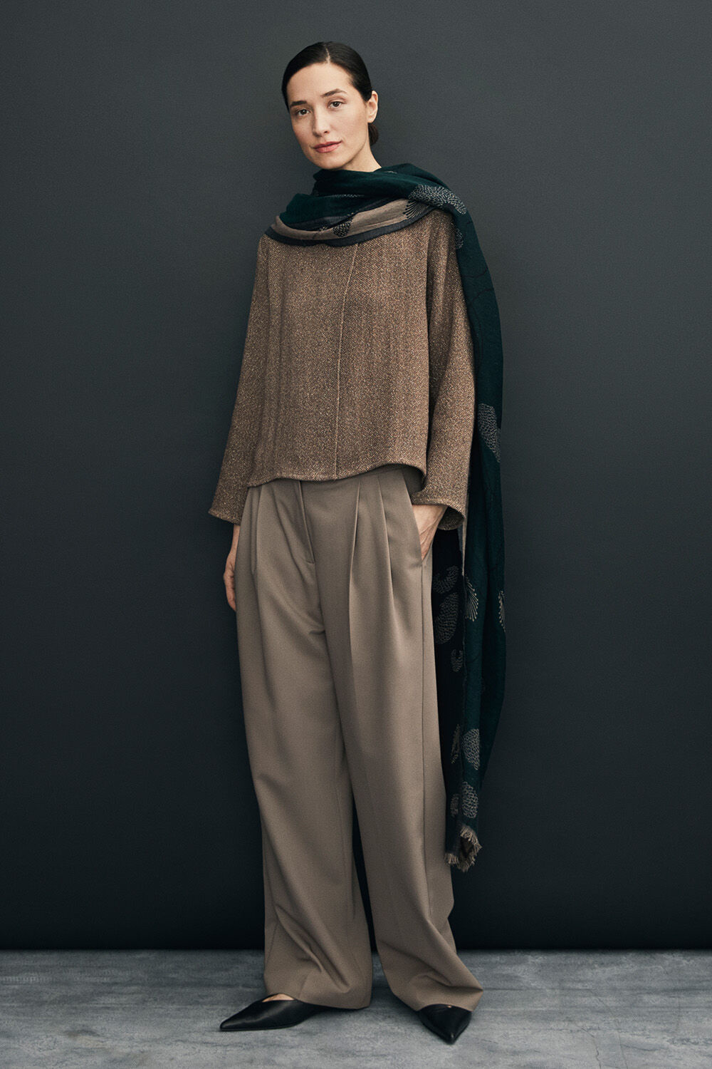 Gerade Boucl&eacute;jacke aus Baumwolle - Falcon, Wollschal mit Blumenmuster - Ponderosa Pine, Twill-Hose mit Wolle und Gummizug hinten - Falcon