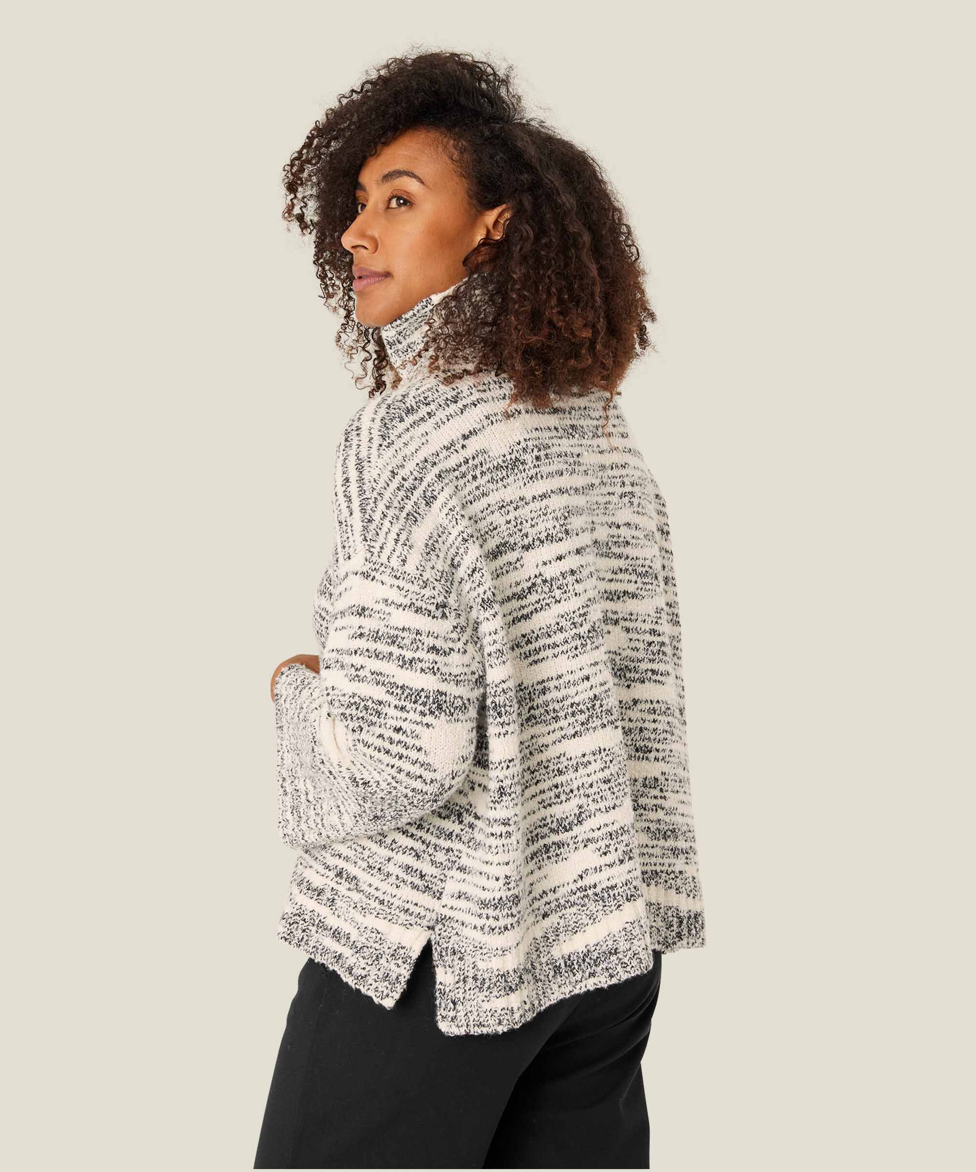 Strickpullover mit hohem Kragen und gerippten Kanten, Black