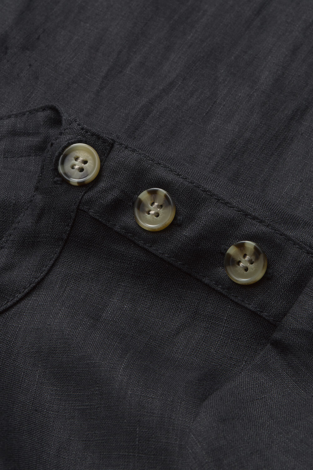 Kurzarmkleid aus Leinen mit Knopfdetail, Black