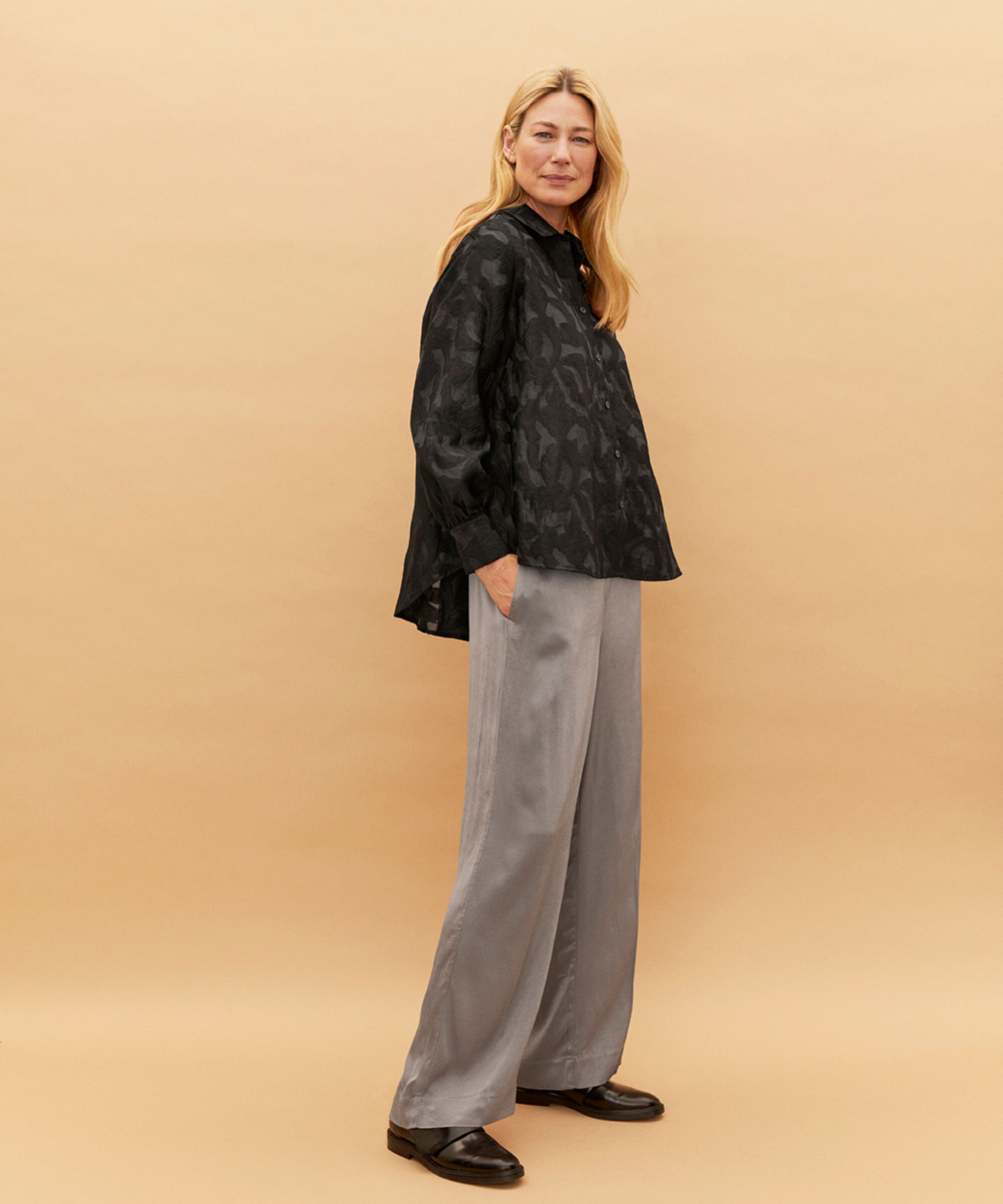 Jacquard-gewebtes Hemdbluse mit drapierter Rückseite, Black