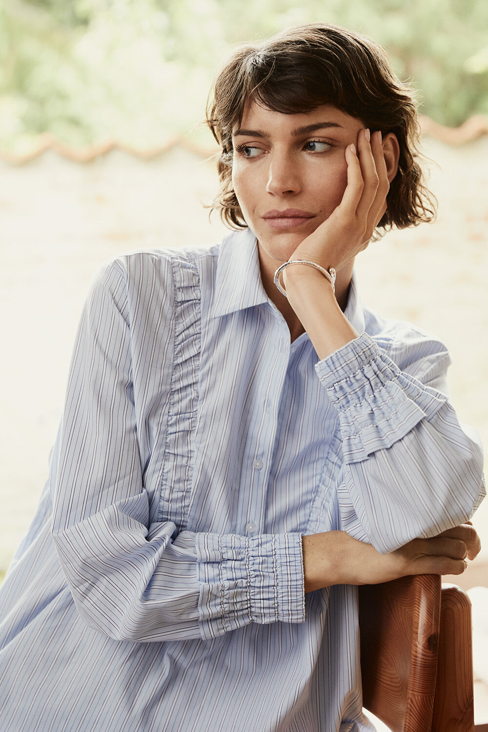 Gestreifte Baumwolltunika mit R&uuml;schendetails - Placid Blue, Armband mit geh&auml;mmertem Finish - Silver