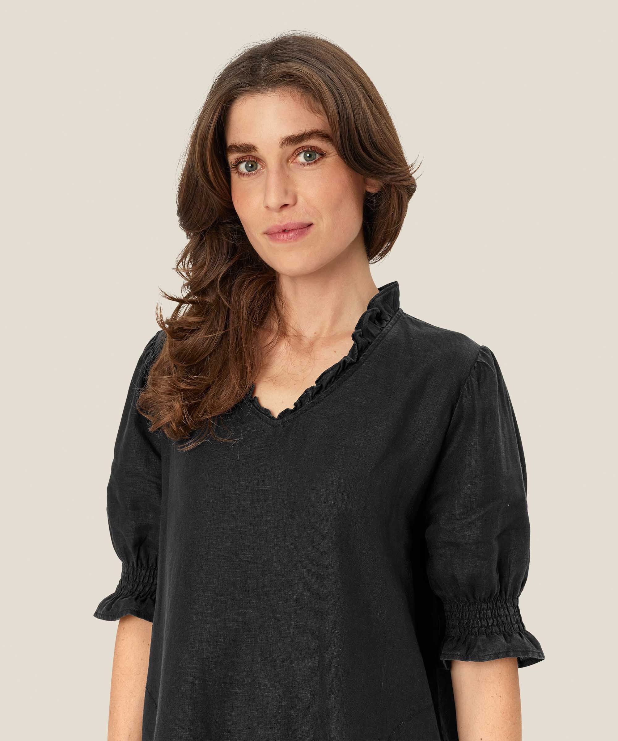 kurzärmliges Leinenkleid mit gerüschtem Ausschnitt, Black