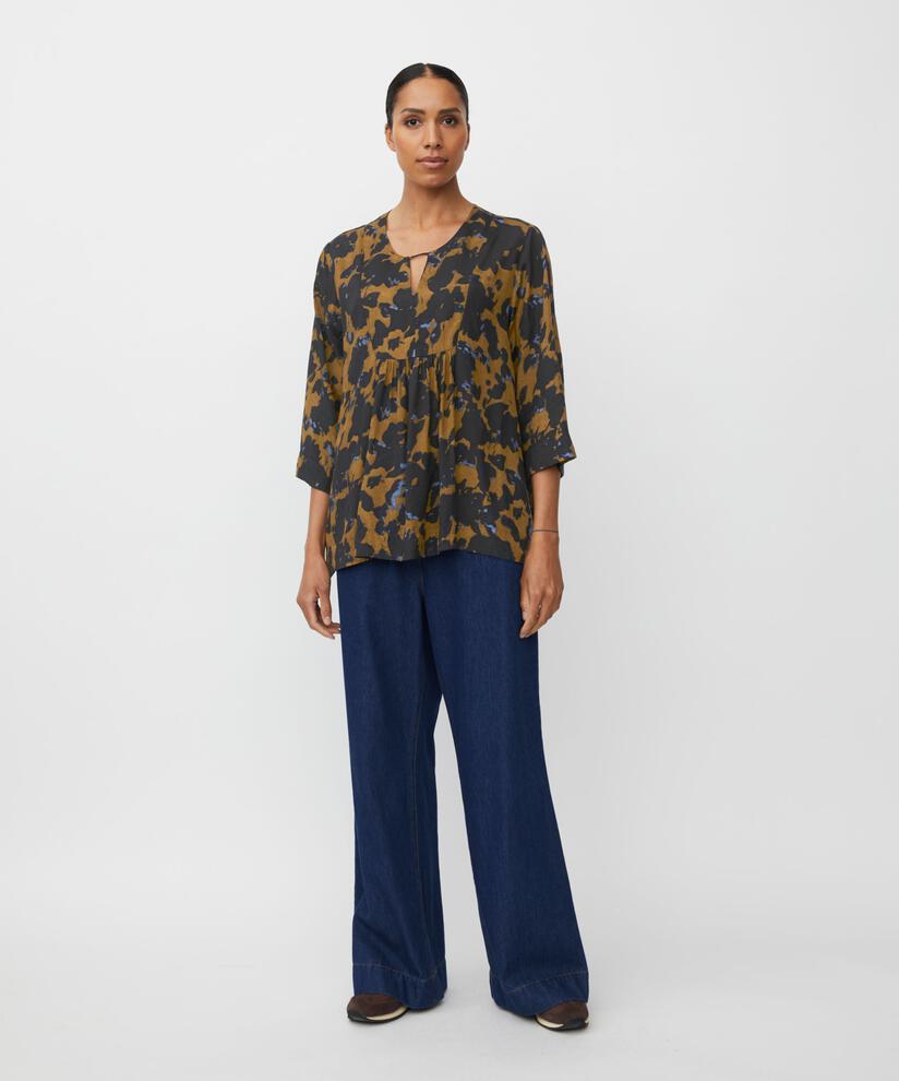 Viskosebluse mit kleinen Falten und Knopfdetail am Hals, Breen