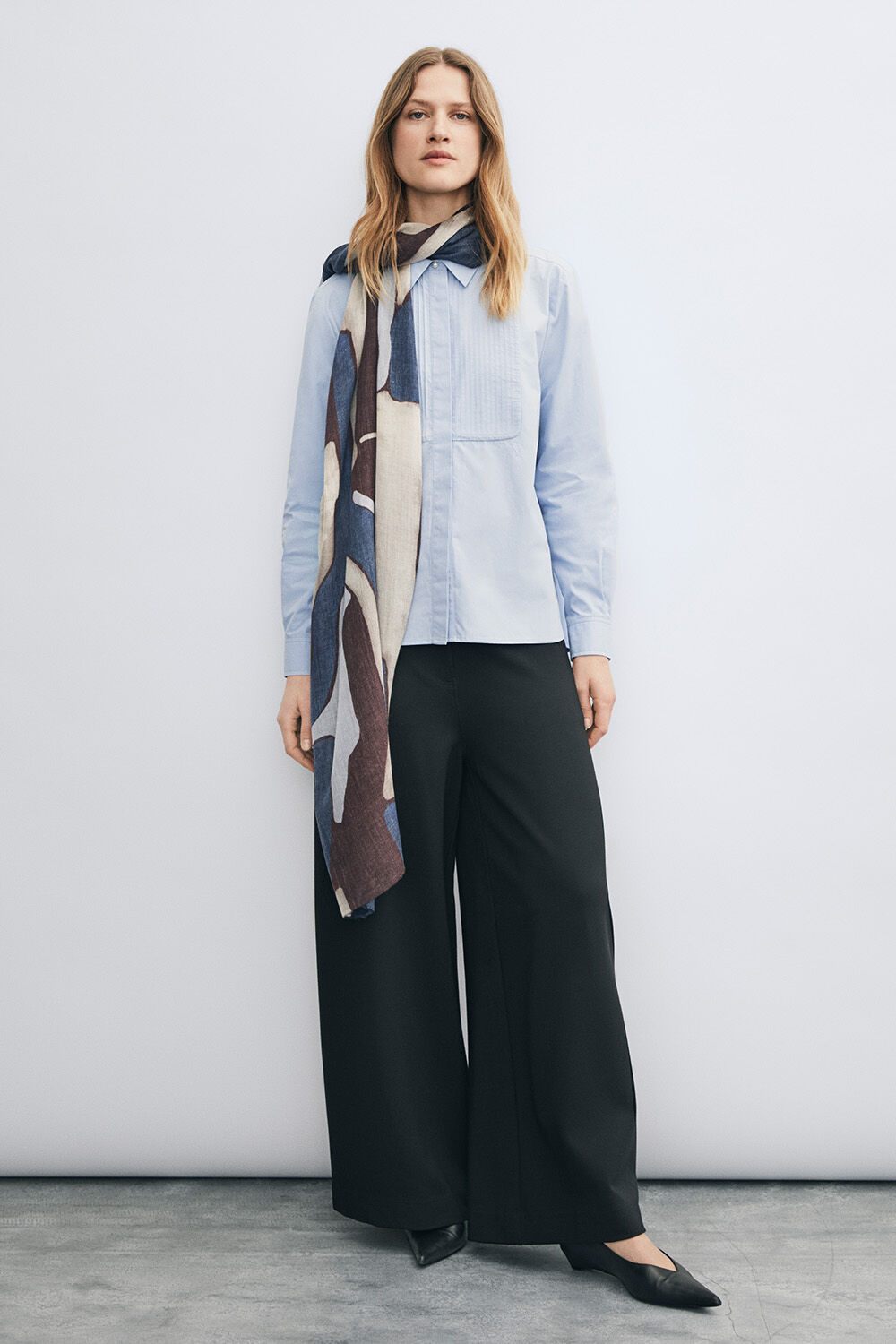 Baumwollhemd aus Popeline mit Falten - Serenity, Stretch-Jeans mit weitem Bein und Taschen - Dark Denim, Schal aus Wollmix mit grafischem Print - Chocolate Plum